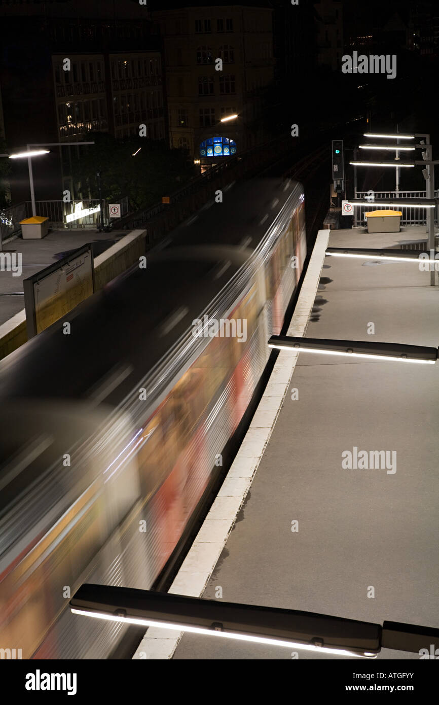 Zug bis Bahnhof Stockfoto