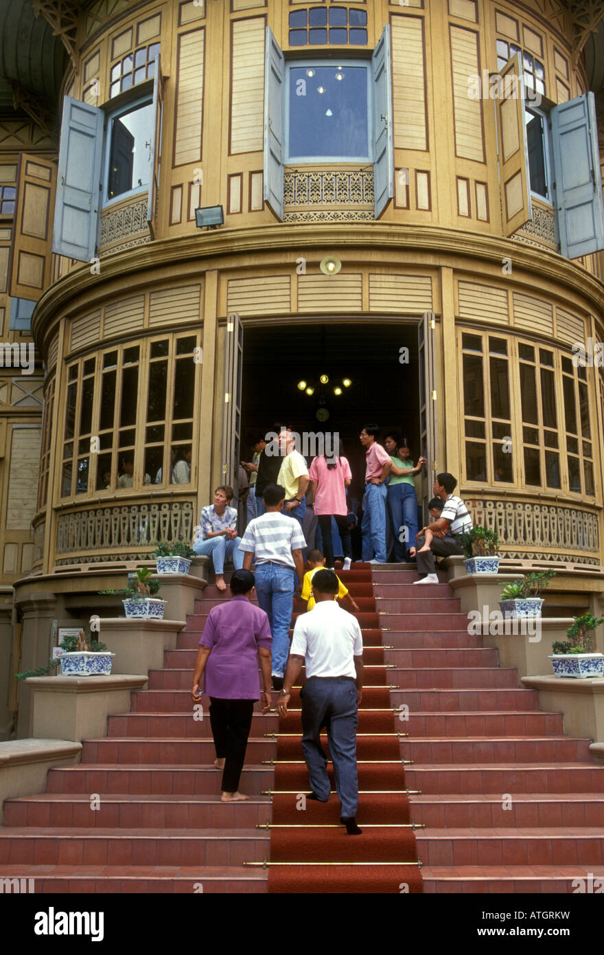 Menschen Touristen Tour Gruppe Führung Besucher besuchen Vimanmek Palast, Museum, Garten, Dusit Dusit Palace, Bangkok, Thailand, Südostasien, Asien Stockfoto