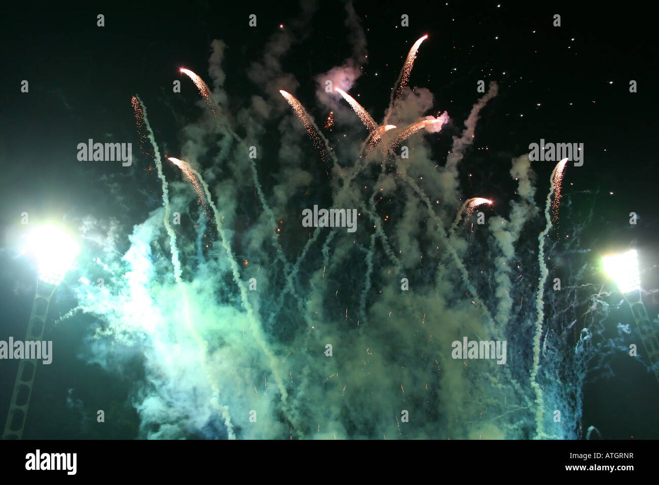 Gruß Feuerwerk über den Nachthimmel Stockfoto