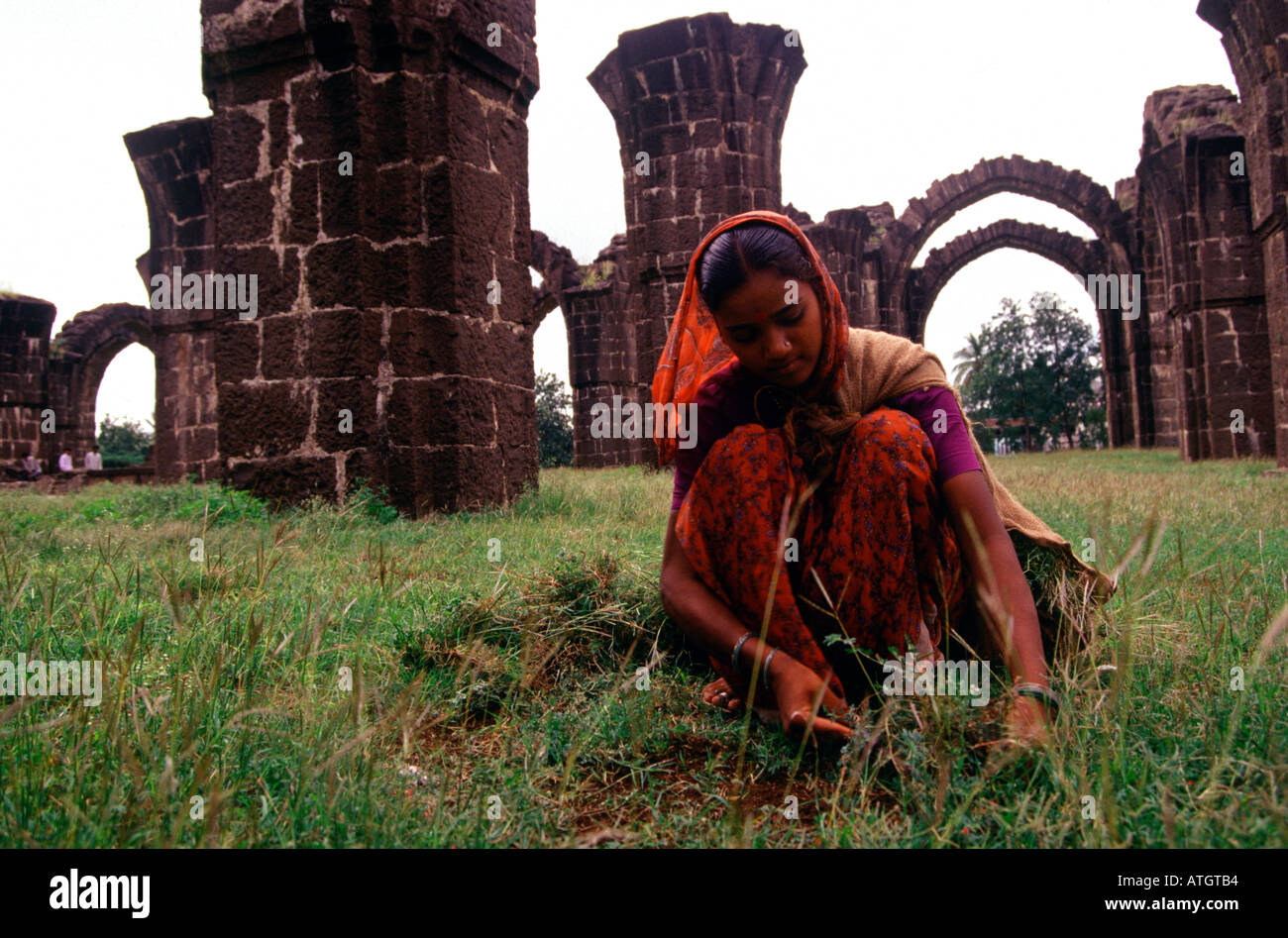 Eine junge Frau inmitten der Ruinen von Bara Kaman und unvollendet Mausoleum von Ali Adil Schah II. In Bijapur offiziell bekannt Als Vijayapur im indischen Bundesstaat Karnataka Stockfoto