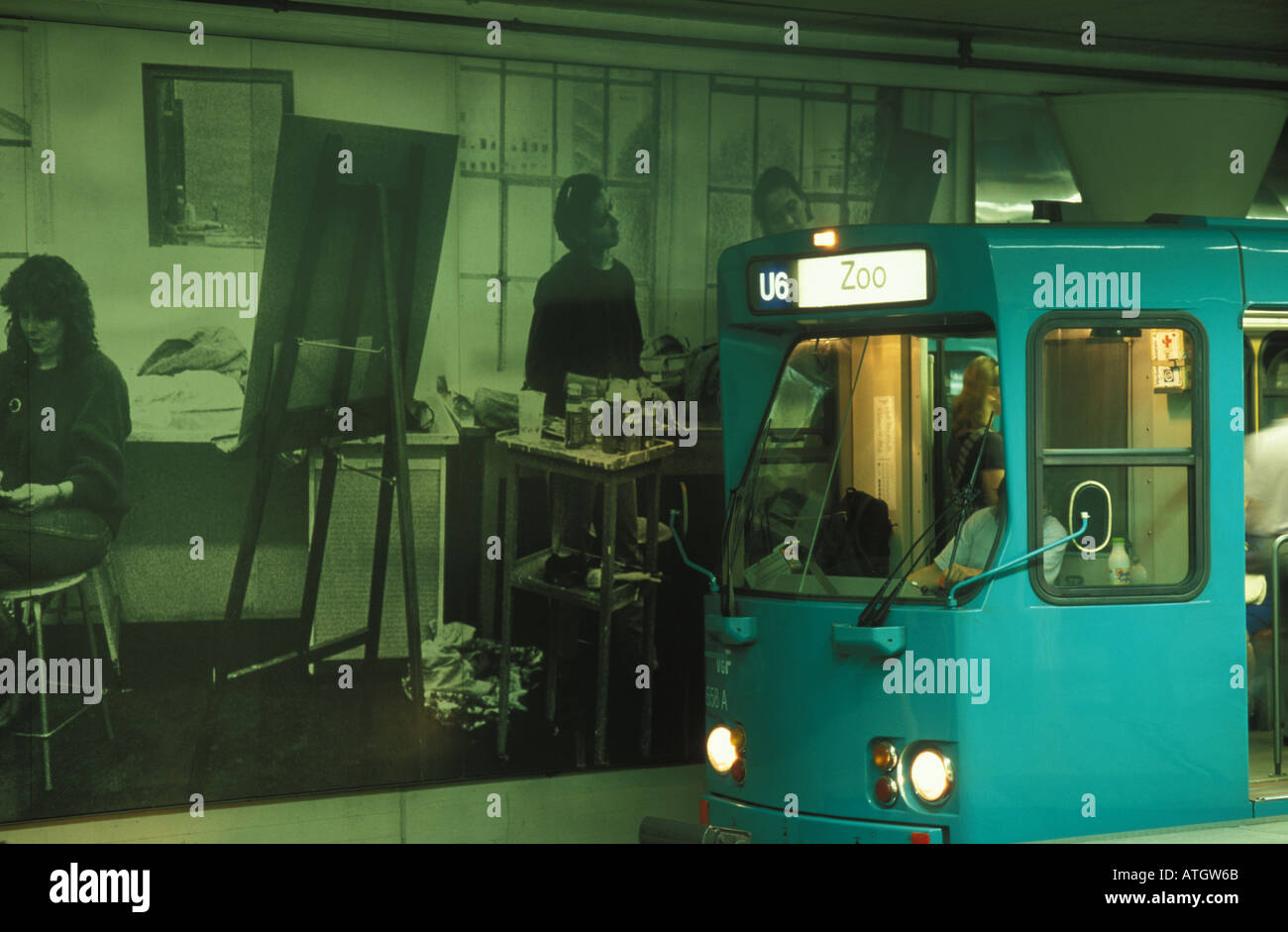U-Bahn warten an der Station Bockenheimer Warte Frankfurt Hessen Deutschland Stockfoto