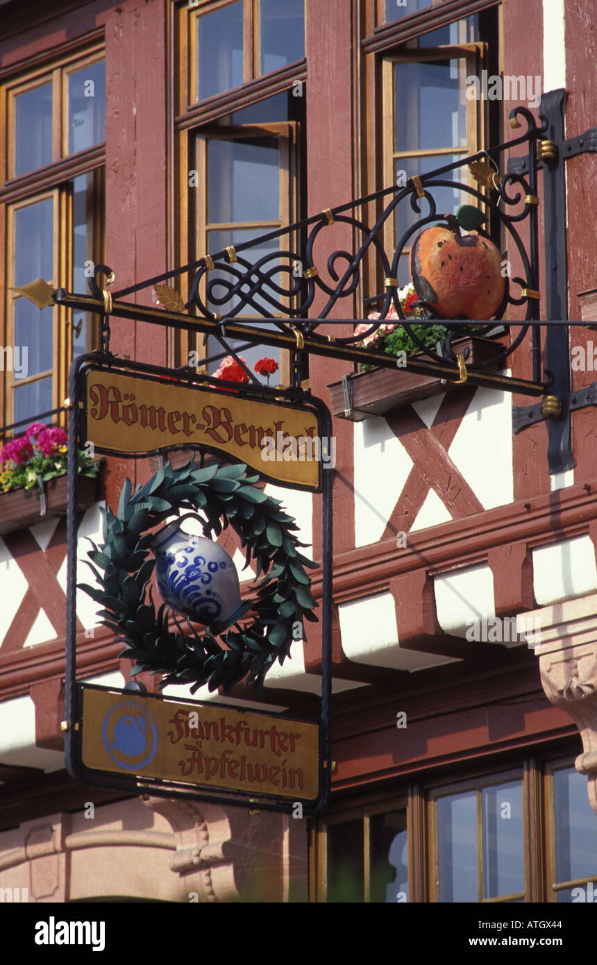 Fassaden- und Zeichen für das Restaurant Apfelweinlokal Roemer Bembel an der Nicolaikirche Platz Frankfurt Hessen Deutschland Stockfoto