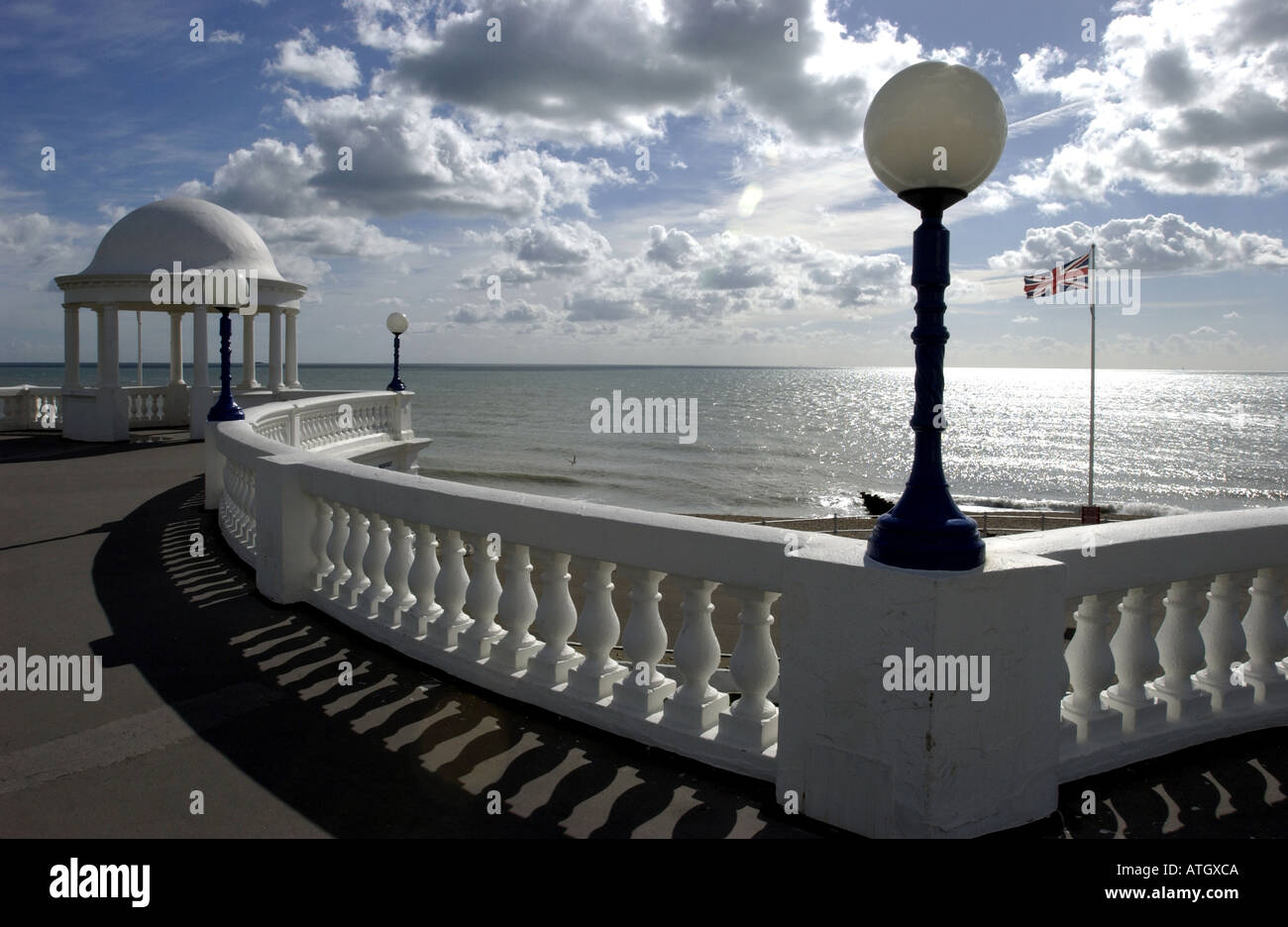 Die Kolonnaden und Balustrade auf der Strandpromenade von der Art Deco De La Warr Pavilion in Bexhill on Sea Stockfoto
