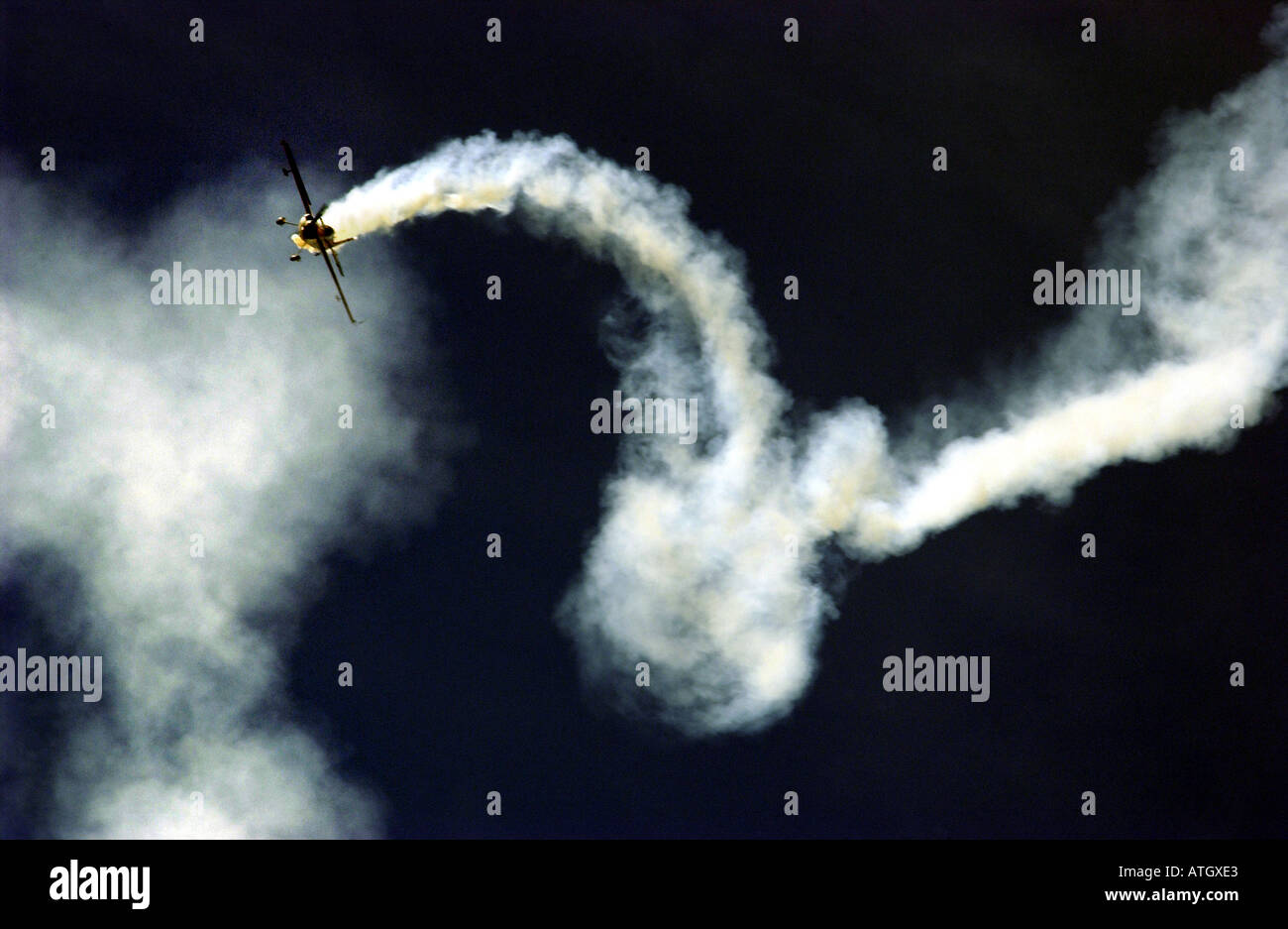 Kunstflug mit Rauchfahne aus einem kleinen Flugzeug über Flughafen Shoreham. Stockfoto