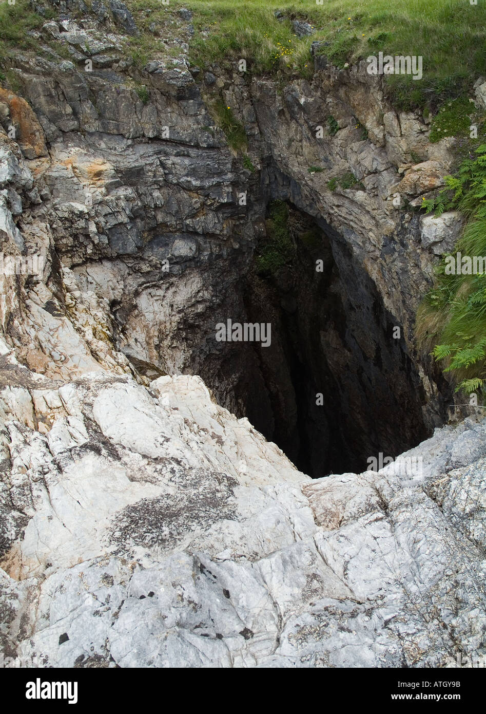 dh Smoo Cave DURNESS SUTHERLAND Schottland Vertikalschaft Falis Smoo Oder Schornstein Rocky Sink Hole North Coast 500 Geologie uk schottisches Hochland Stockfoto