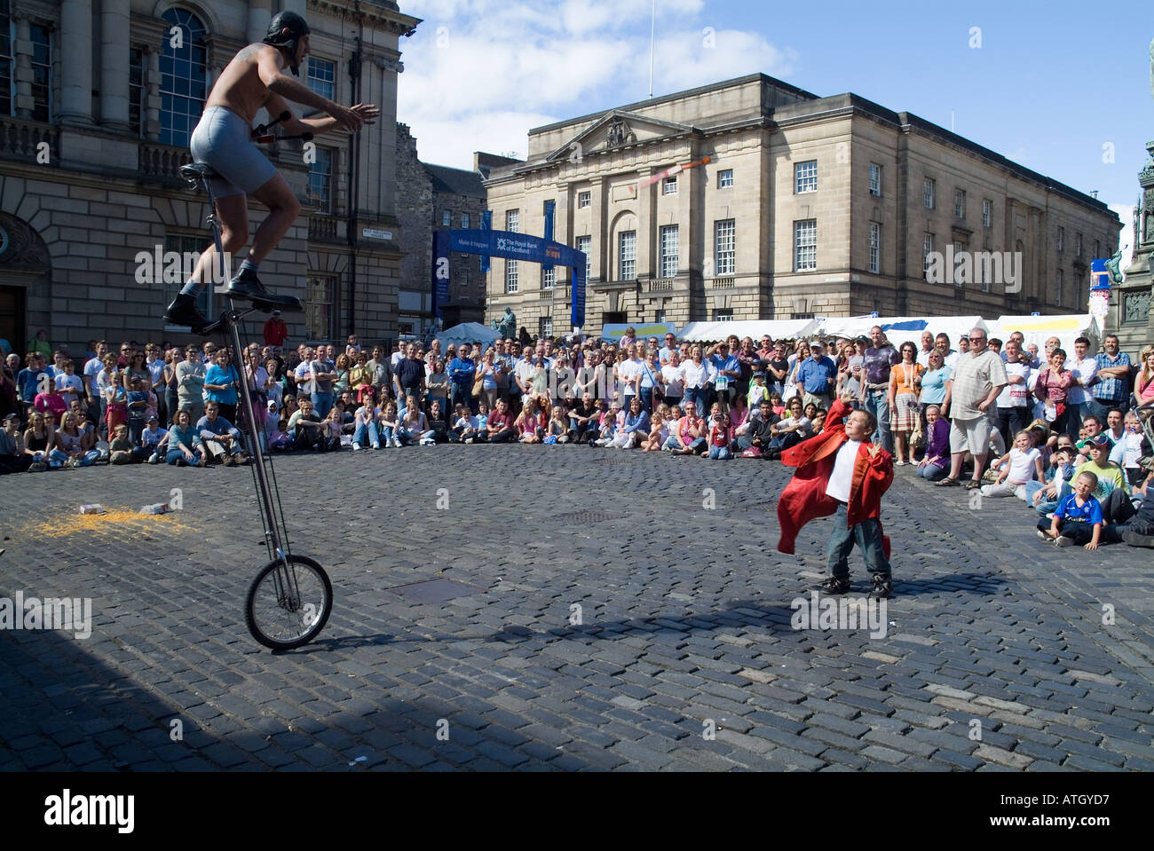 dh Edinburgh Fringe Festival ROYAL MILE MASSEN EDINBURGH SCOTLAND Street Entertainer Jonglieren Menge Jongleur Performer Leistung Stockfoto