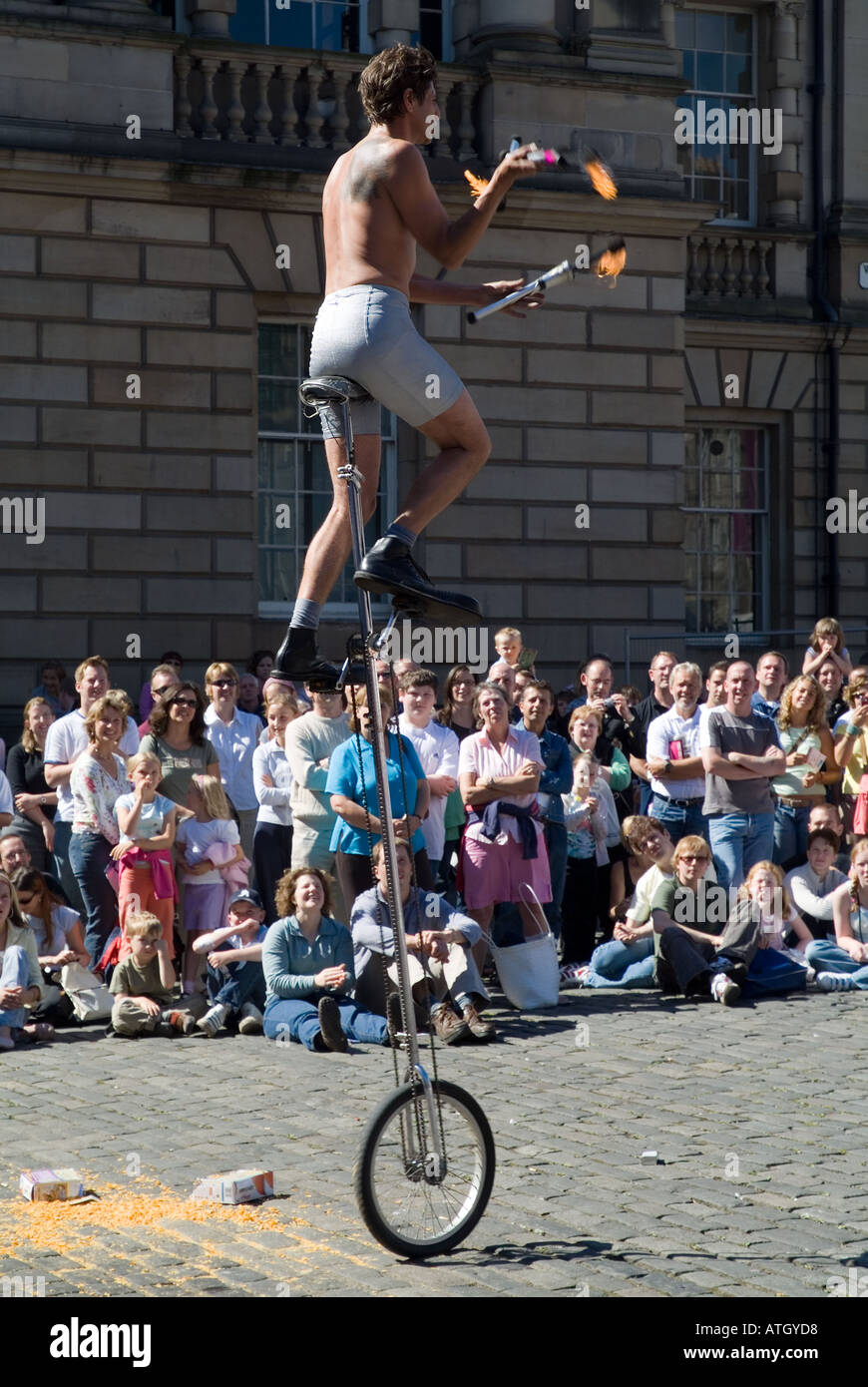 dh Edinburgh Fringe Festival ROYAL MILE EDINBURGH Zuschauerstraße Entertainer Mono Cycle Jonglieren mit Feuerkanonen Krähe Massen Leistung Stockfoto