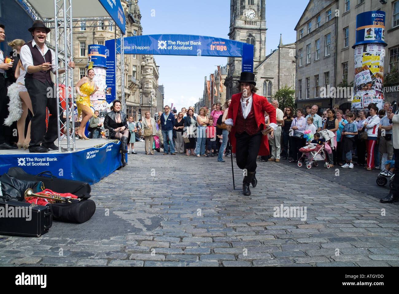 dh Edinburgh Fringe Festival ROYAL MILE EDINBURGH The Fringe Schauspieler Werbung ihre Show The Sägemehl Circle Stockfoto