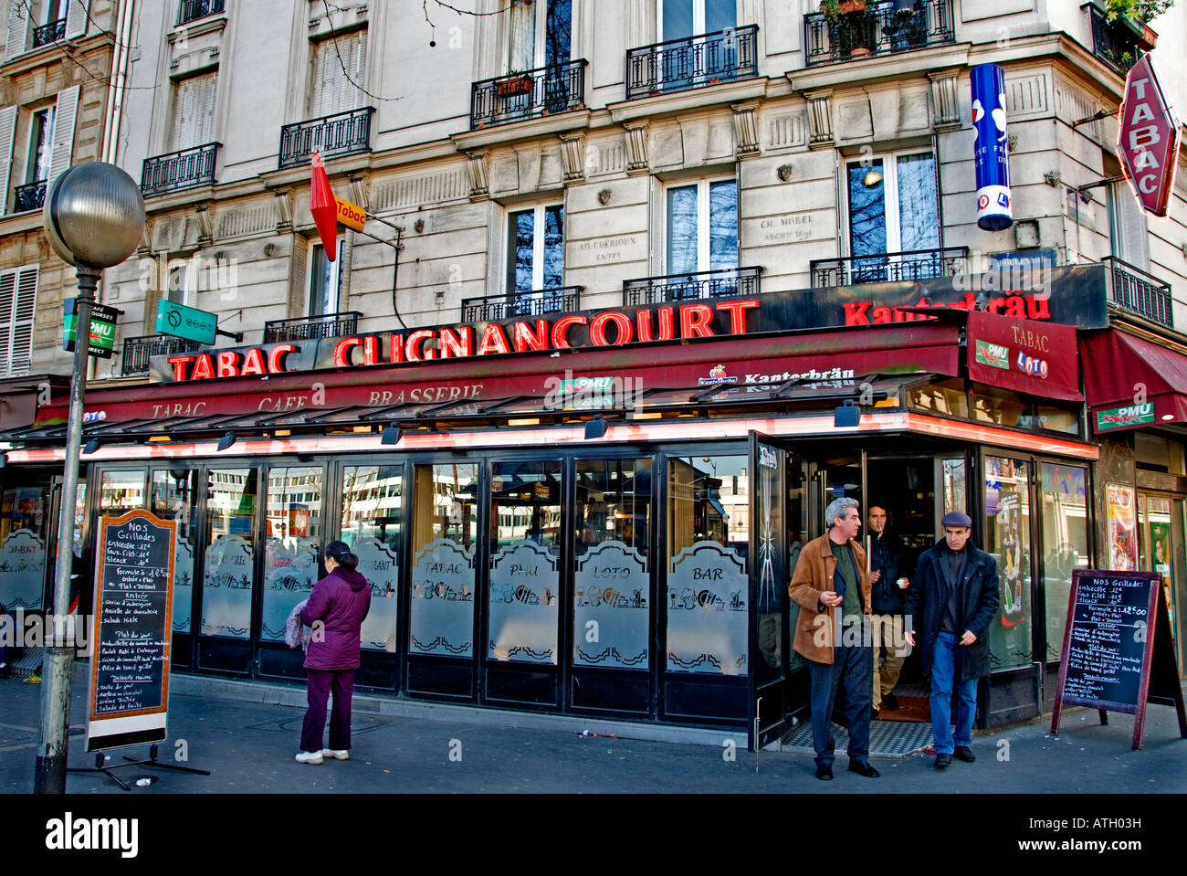 Marche Aux Puces de St. Quen floh Antiquitäten Markt Porte de Clinancourt Paris Café restaurant Stockfoto