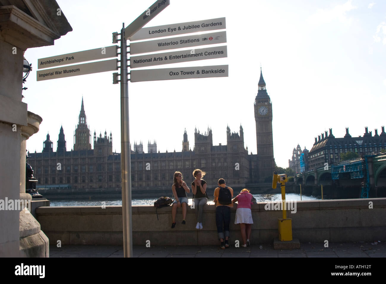 Bande von vier Teenager Freunden genießen einen Tag in London gegenüber der Houses of Parliament Stockfoto