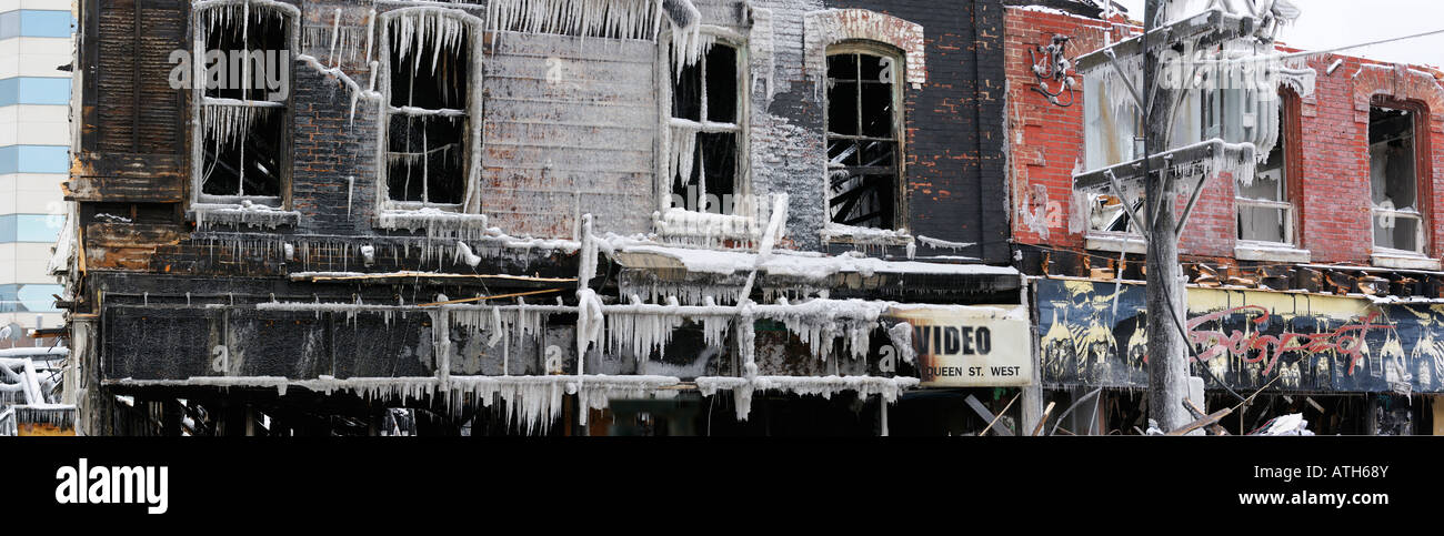 Panorama von ausgebrannten viktorianischen Gebäuden nach Queen Street West Brand 20. Februar 2008 Toronto verkohlt Häuser mit Eiszapfen und Büroturm Stockfoto