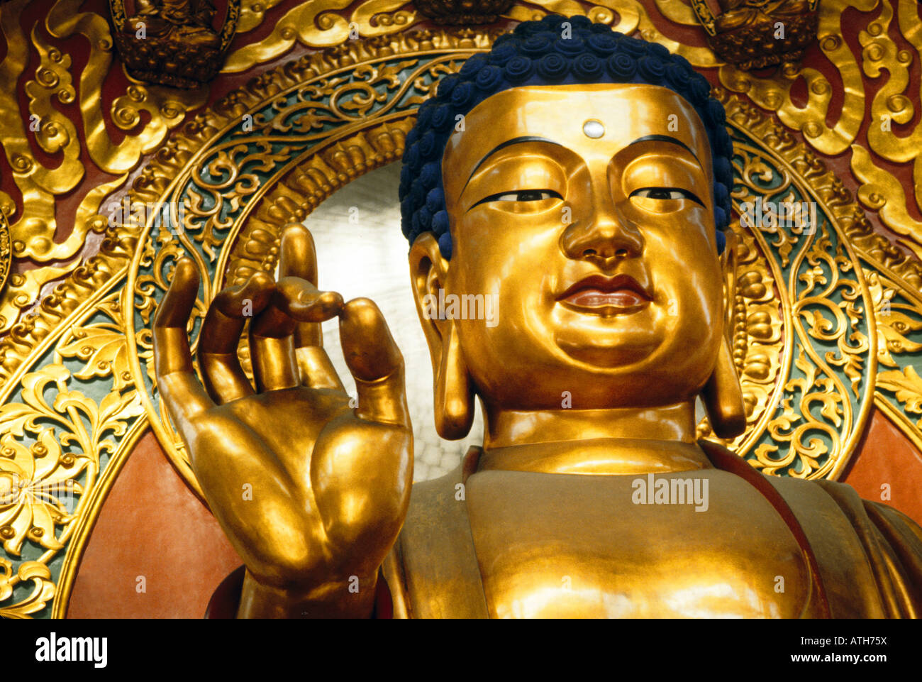 Golden Maitreya Buddha im großen Saal des Lingyin Tempel Tempel der Seele Rückzug in Hangzhou Stockfoto