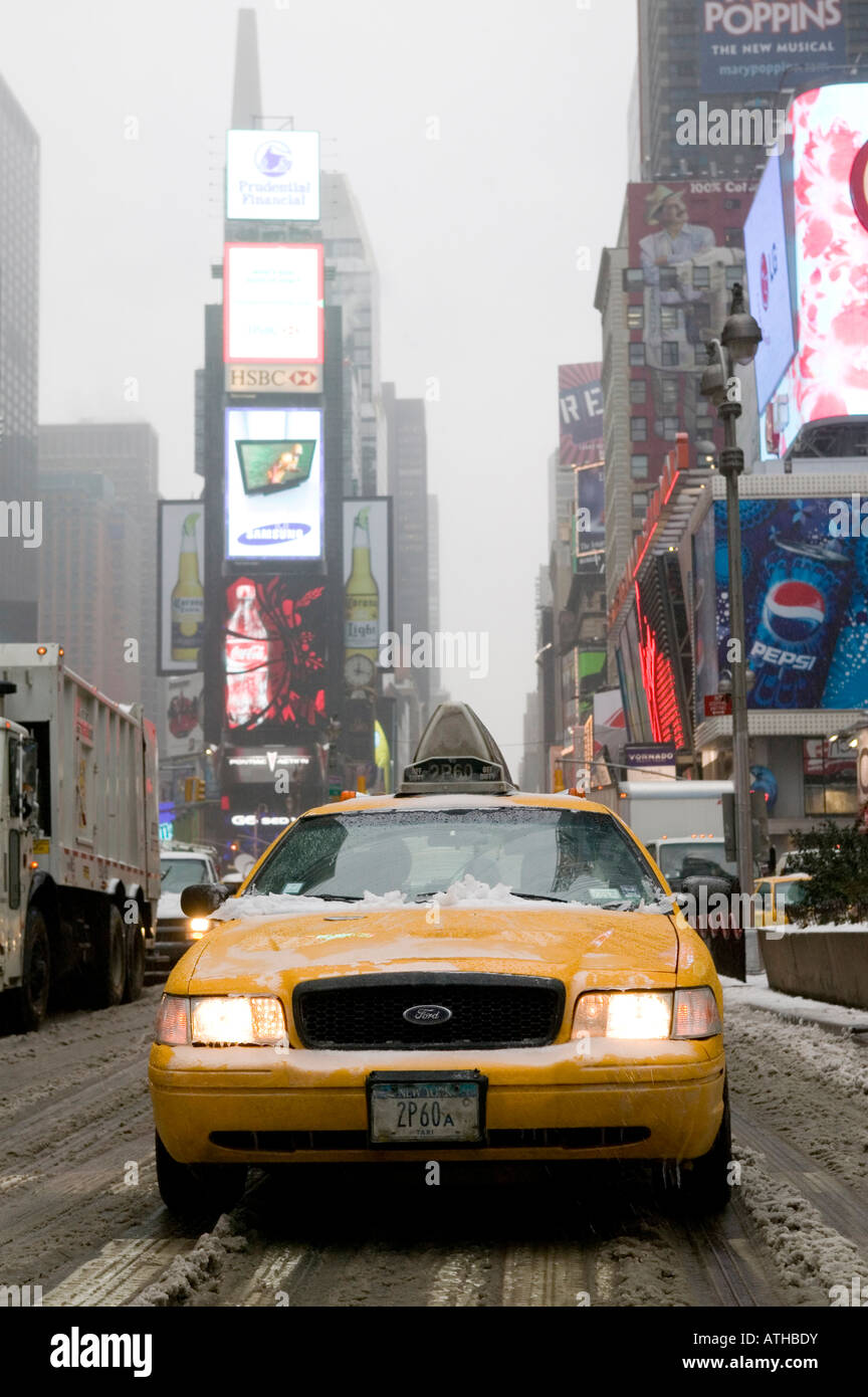 Yellow Cab und Verkehr am Times Square in New York Februar 2007 Stockfoto