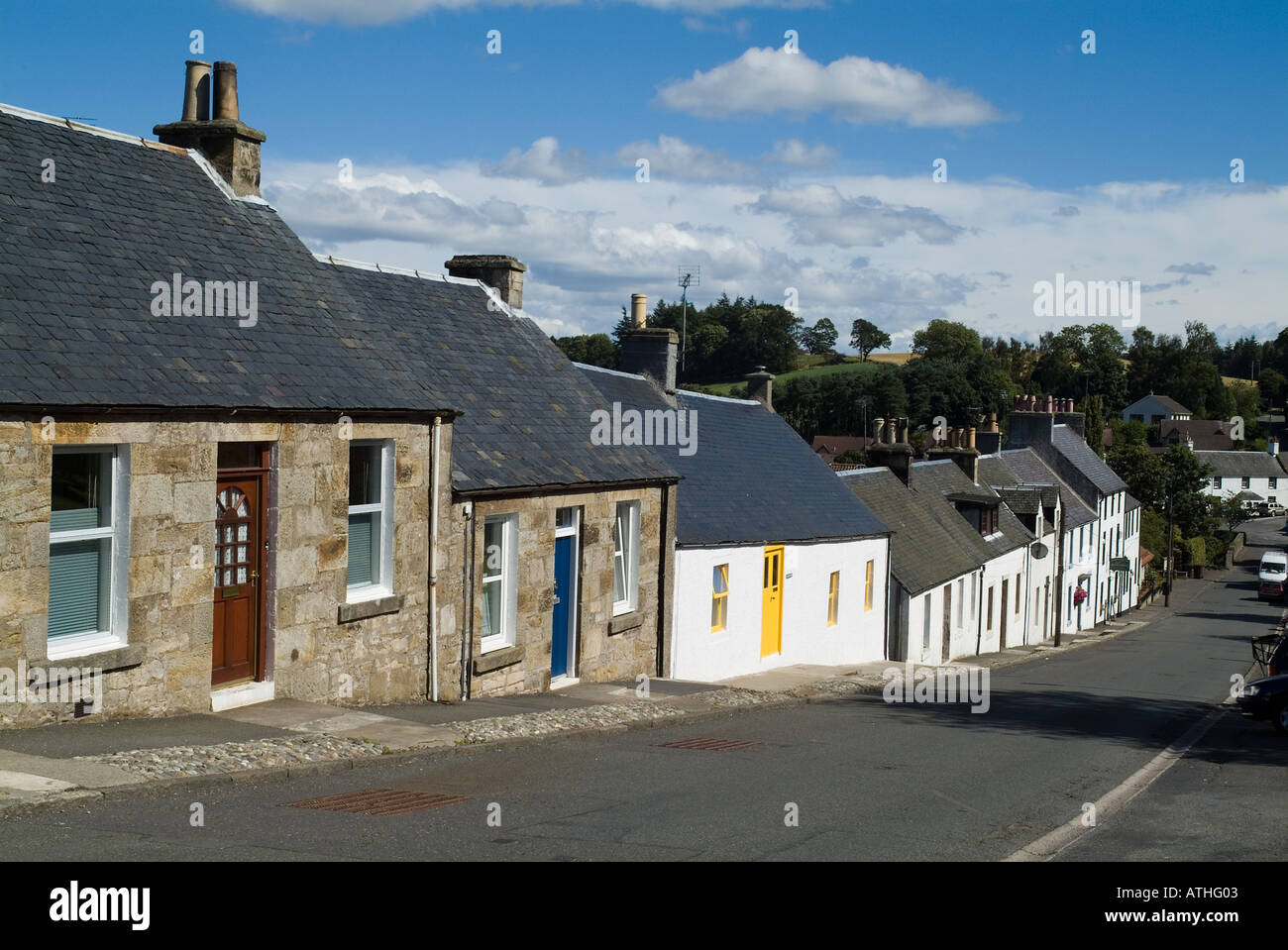 dh Scottish Villages GARGUNNOCK VILLAGE STIRLINGSHIRE Scotland Row of Small Ferienhäuser an der Main Street Reihenhäuser großbritannien Stockfoto