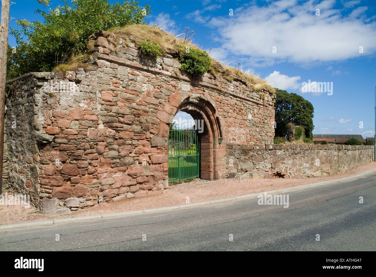 dh Lindores Abtei NEWBURGH FIFE ruiniert 12. Jahrhundert Benediktiner Abtei Eingang Stockfoto