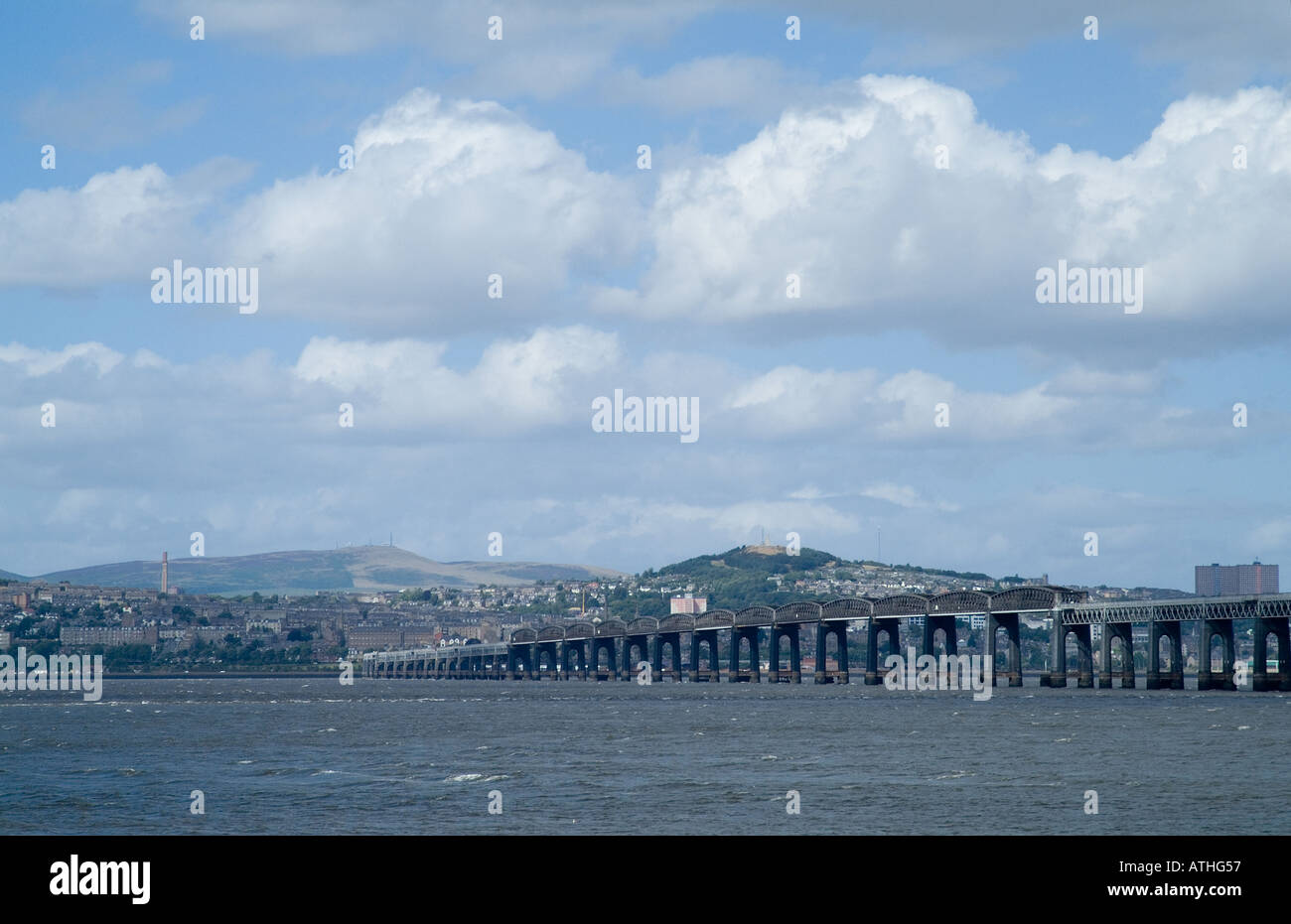 dh Tay Railway Bridge DUNDEE ANGUS Schottische Brücken über den Fluss Tay mit der Mündung der Stadt dundee scotland Stockfoto