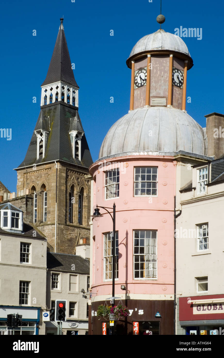 dh CUPAR FIFE gewölbt Uhrturm Crossgate und Corn Exchange tower Stockfoto