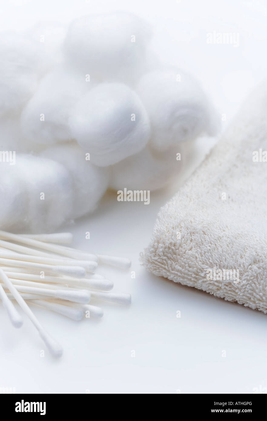 Organic Cotton-Wool-Kugeln, organische Gesicht Flanell und Baumwolle Knospen auf weißem Hintergrund Stockfoto