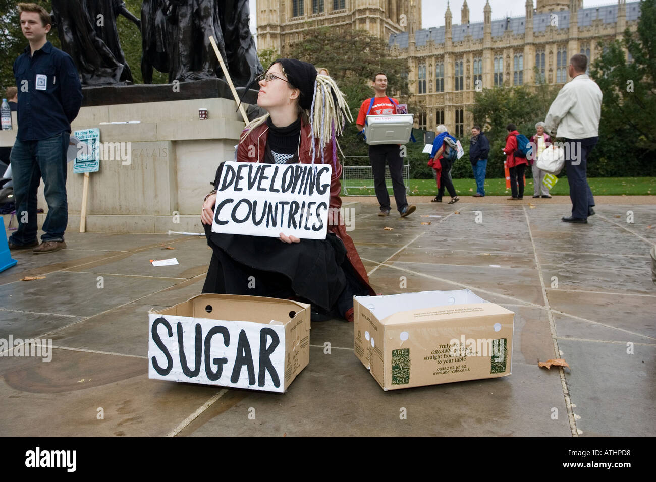 Rolle zu spielen, zu Auswirkungen der aktuellen WTO-Handelsregeln auf Zuckerproduktion außerhalb Parlament Gebäude Londons Stockfoto