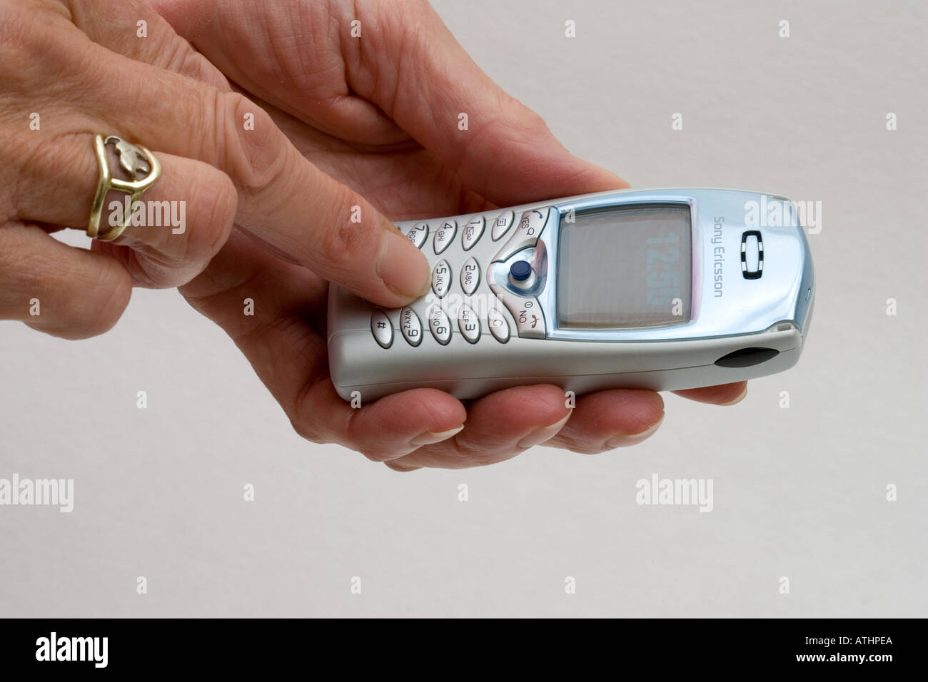 Womans Finger Silber Sony Ericsson-Handy wählen Stockfoto