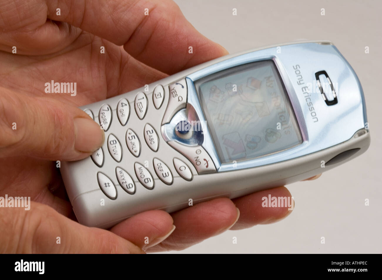Womans hand Einwahl auf Sony Ericsson Handy Stockfoto