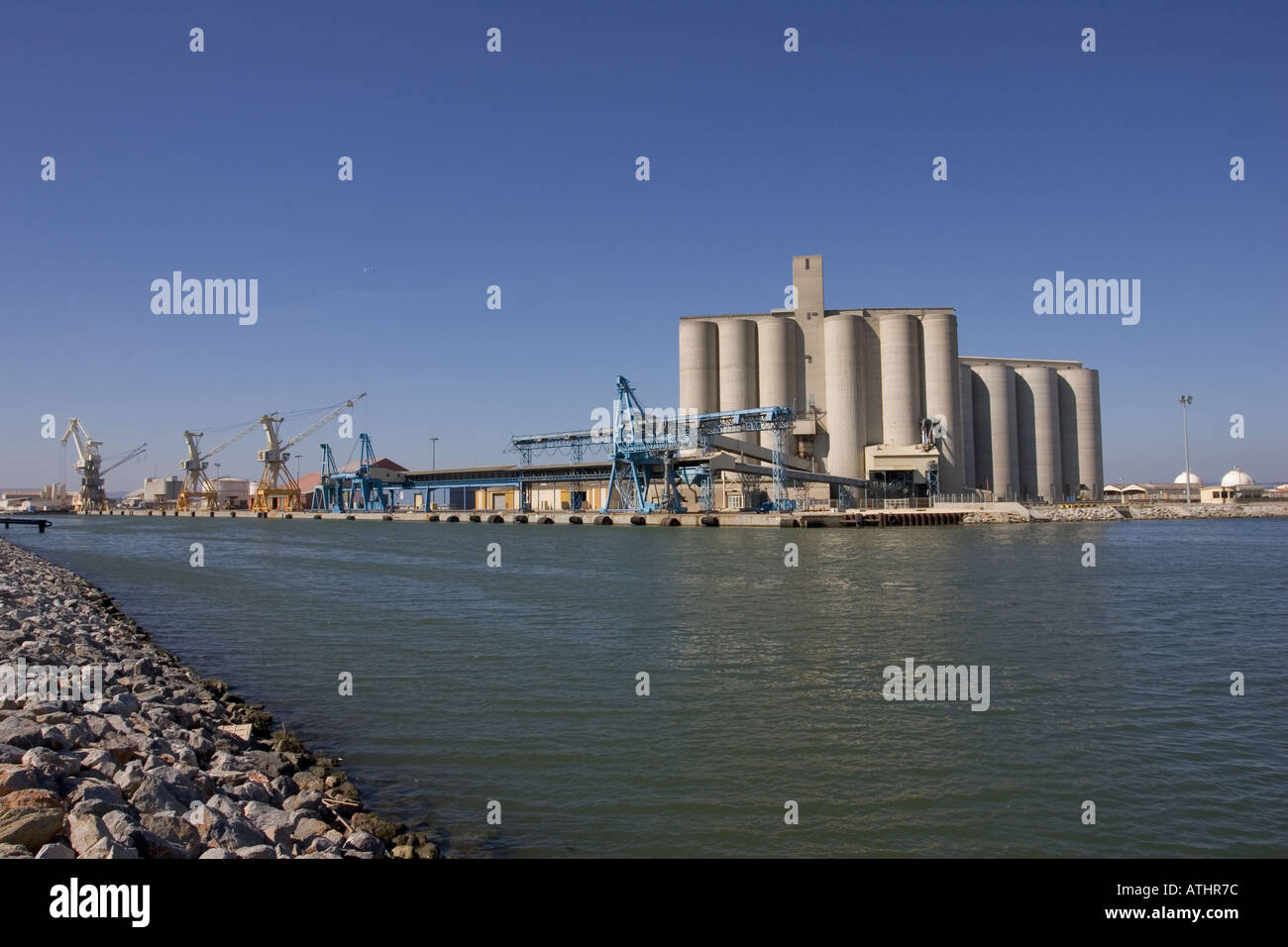 Getreidesilos auf Wharfside Port Leucate Südfrankreich Stockfoto