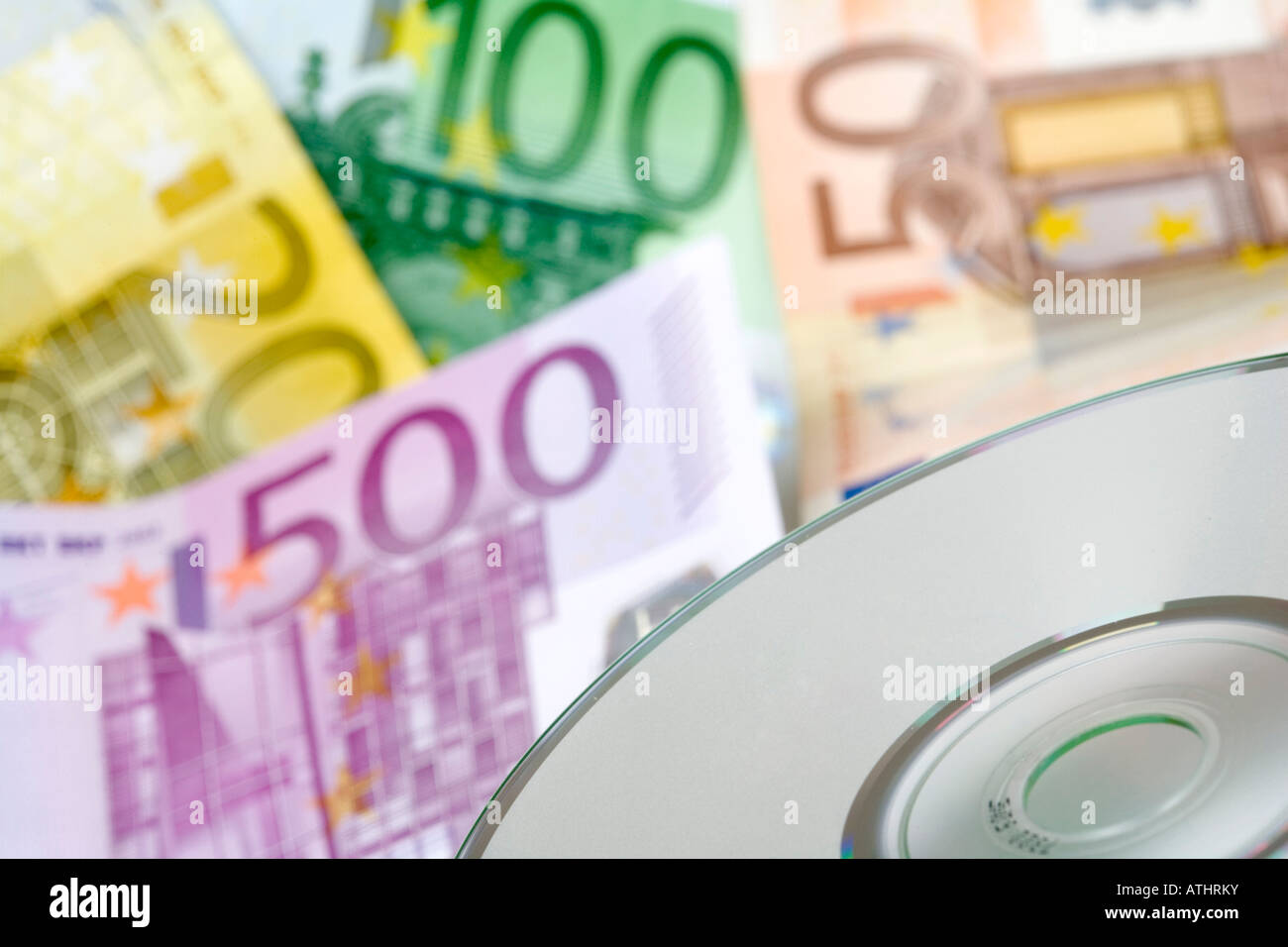 Compact Disc vor Euro-Banknoten Stockfoto