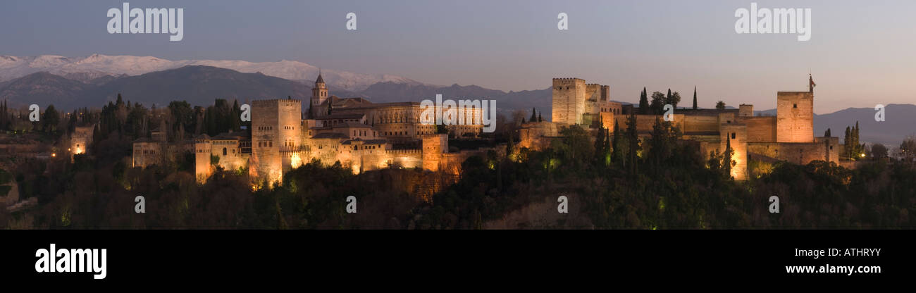 Blick auf die Alhambra bei Sonnenuntergang Stockfoto