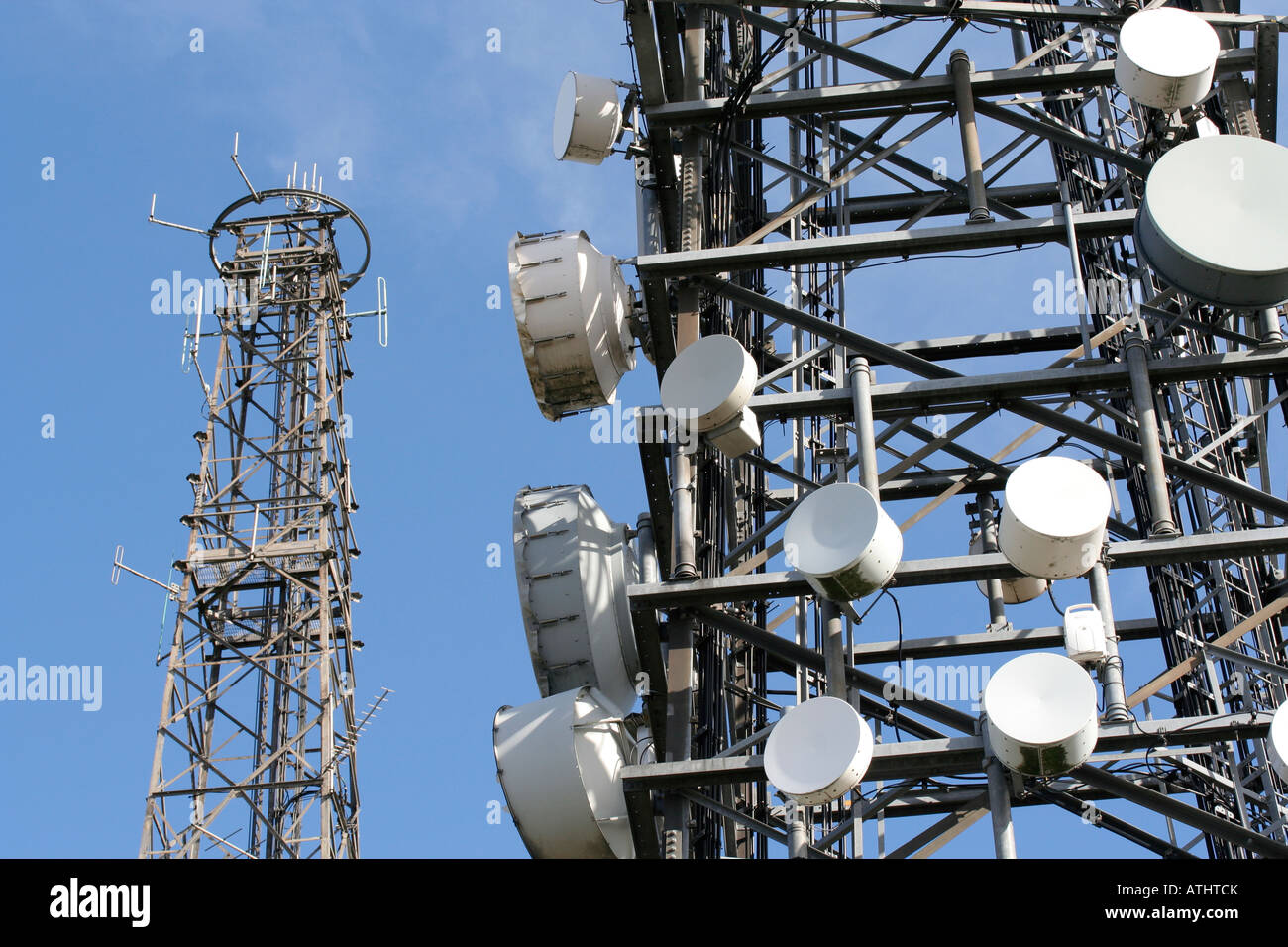 Zwei Antennen/Kommunikationsmasten auf Cleeve Hill, Cheltenham, Großbritannien Stockfoto