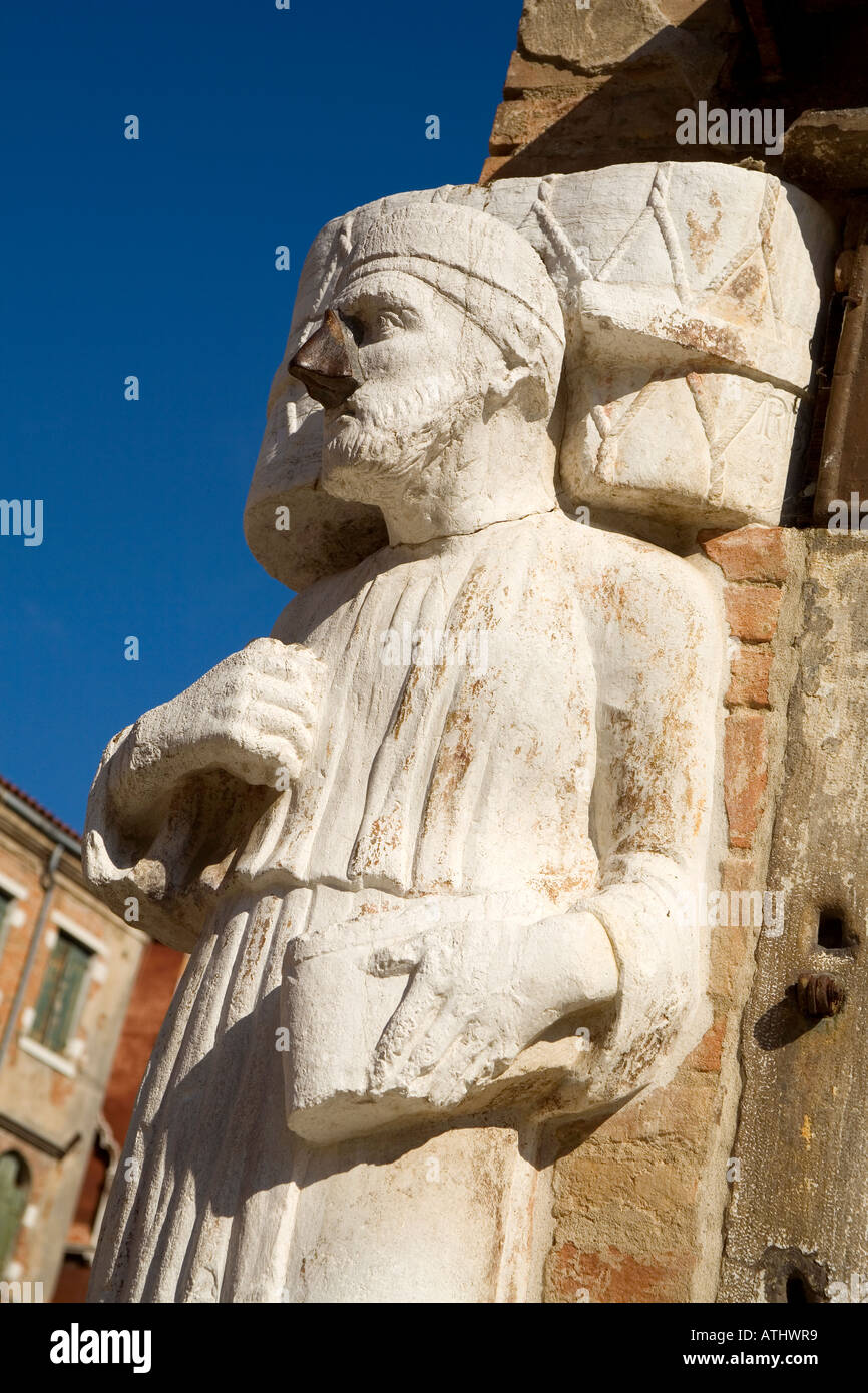 Einer der drei Statuen der Mauren in Campo dei Mori in Venedig Italien Stockfoto