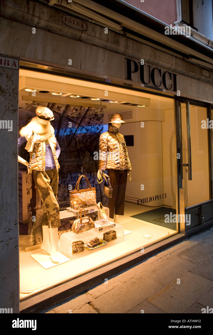 luxury-shops-in-venice-italy-fotos-und-bildmaterial-in-hoher