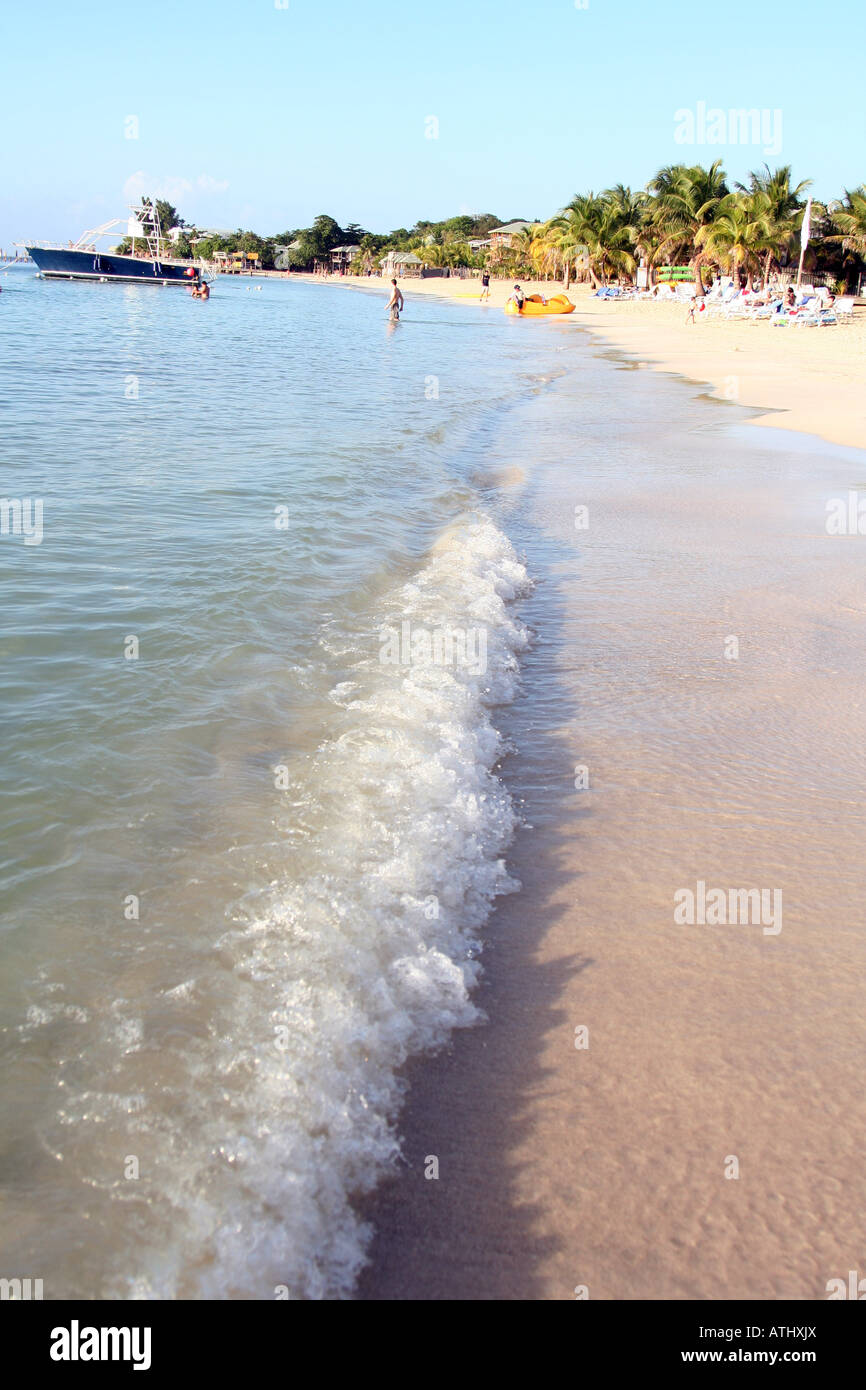 Die Karibik kristallklaren gehobenen West Bay Beach auf der West End Roatan, Honduras, die primäre Bay Island. Stockfoto