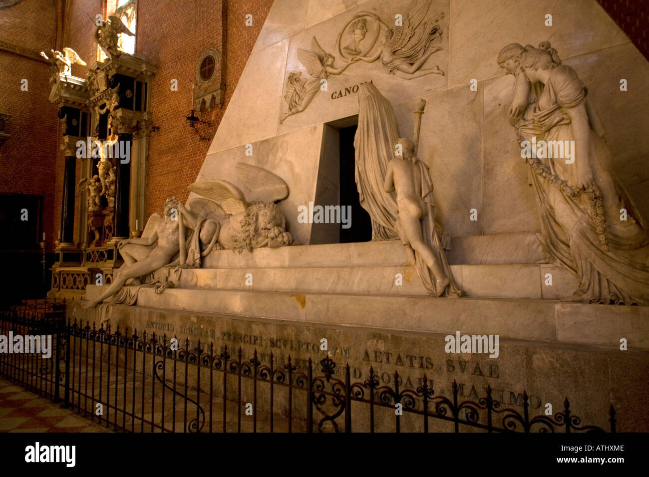 Das Denkmal für Canova in Santa Maria Gloriosa dei Frari Venedig Italien Stockfoto