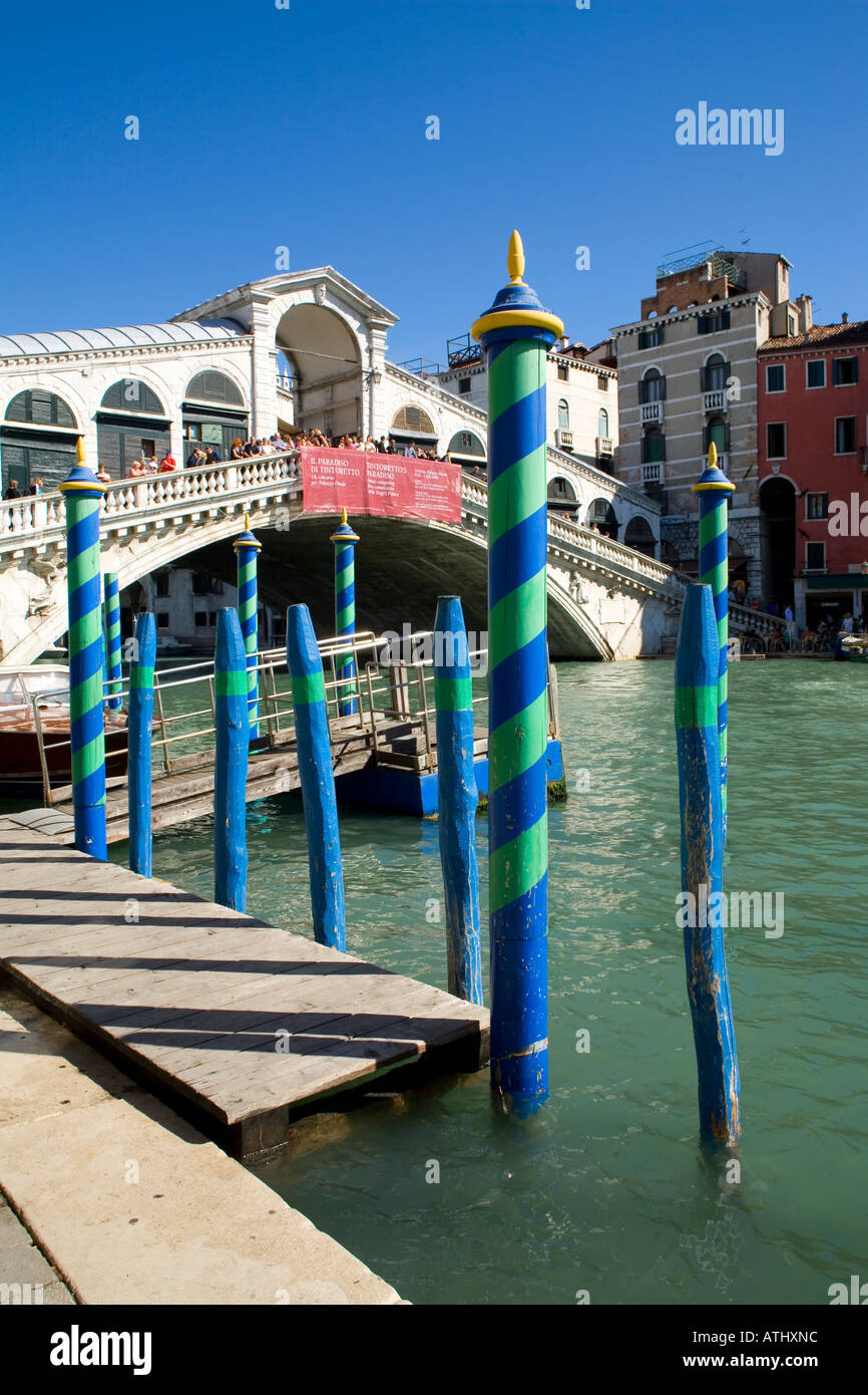 Die Rialto-Brücke in Venedig Italien Stockfoto