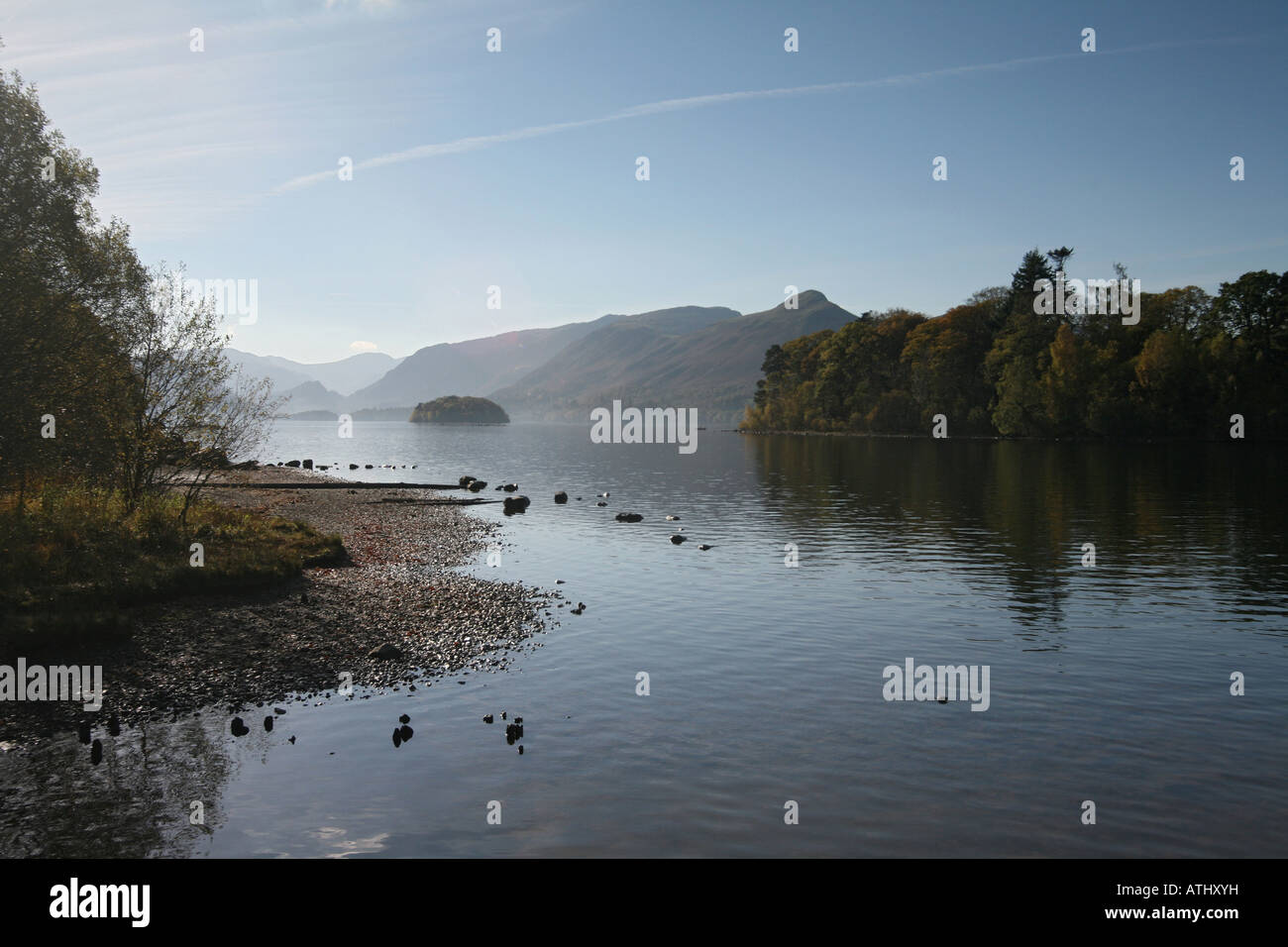 See-Herbst Bäume Farben, Berge Steinen "Inseln im See" blauer Himmel Stockfoto