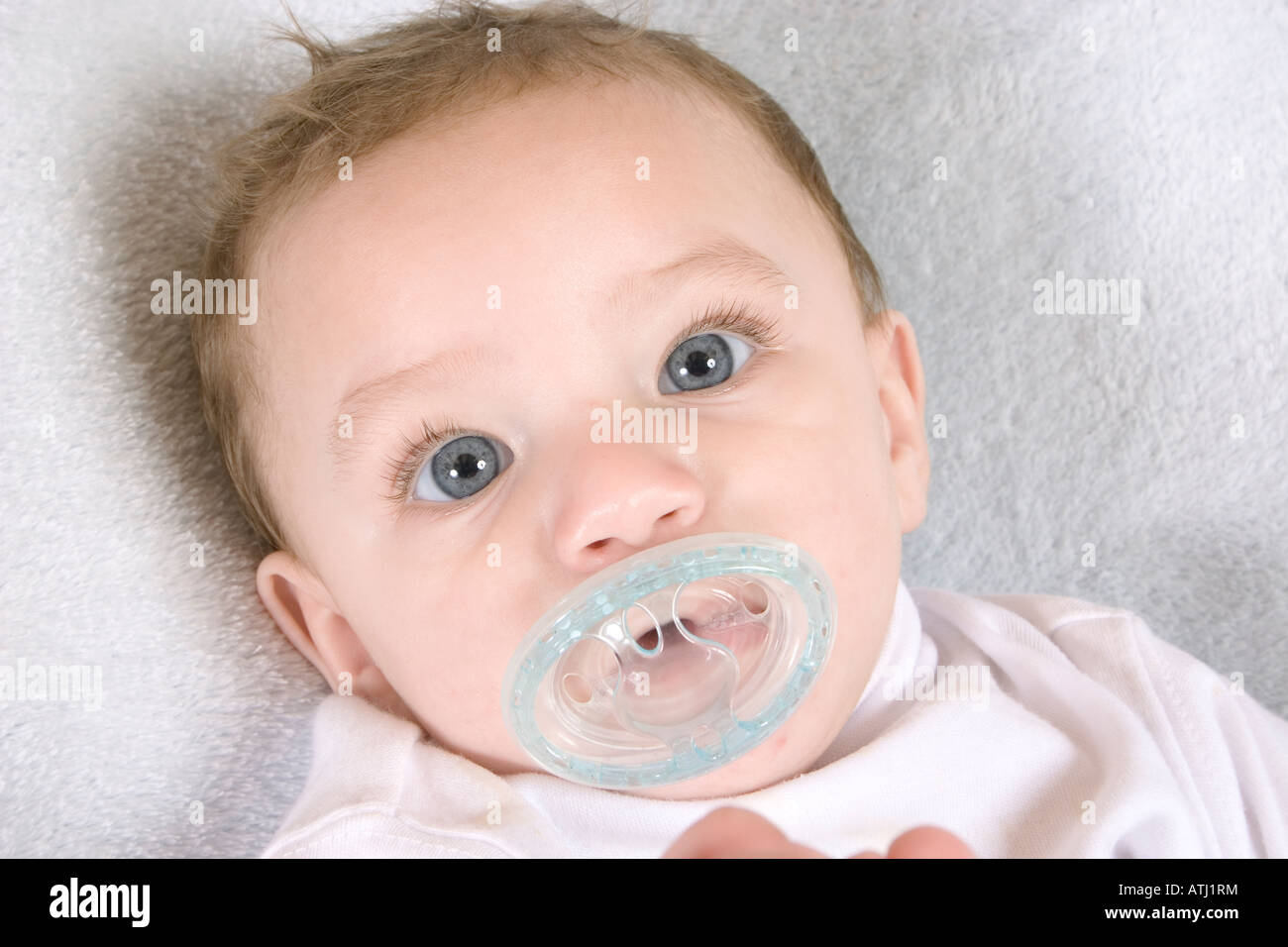 6 month old baby -Fotos und -Bildmaterial in hoher Auflösung – Alamy