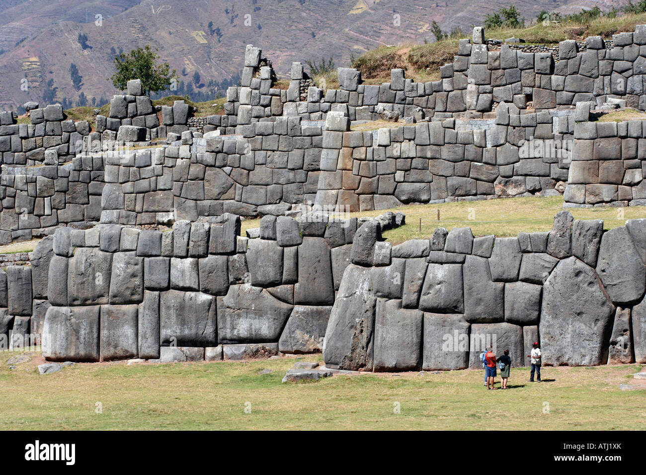 Inca geschnitzte Steinmauern in die militärische Festung Sacsayhuaman Ruinen in Cuzco, Peru, Heimat des Inti Raymi fest. Stockfoto