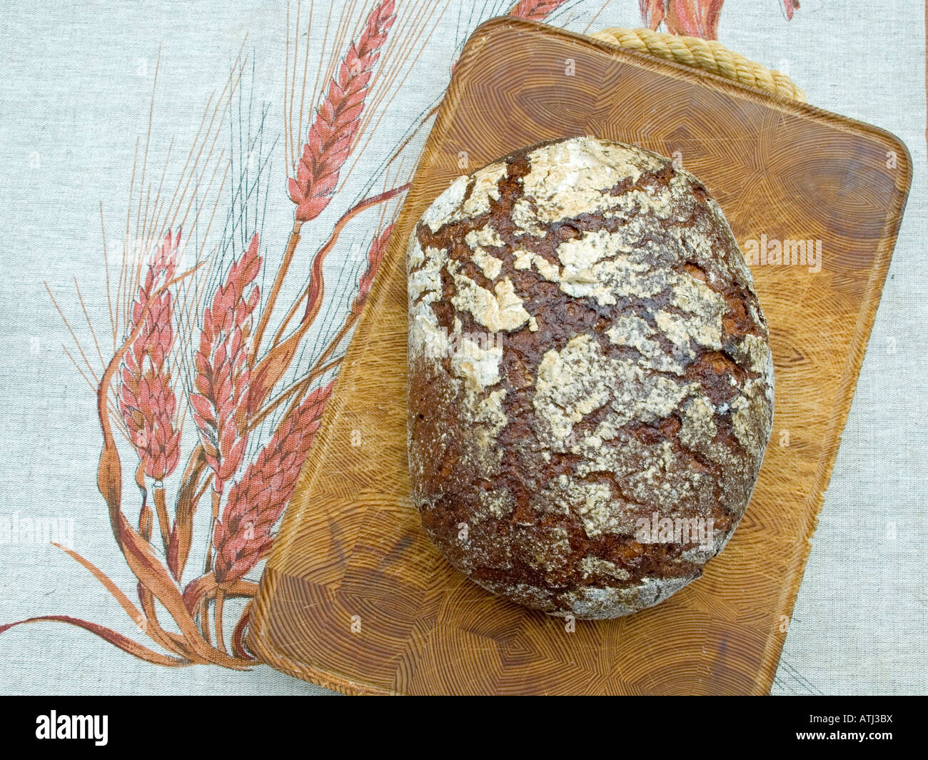 Laib Schwarzbrot auf Holzbrett Bauernbrot Stockfoto