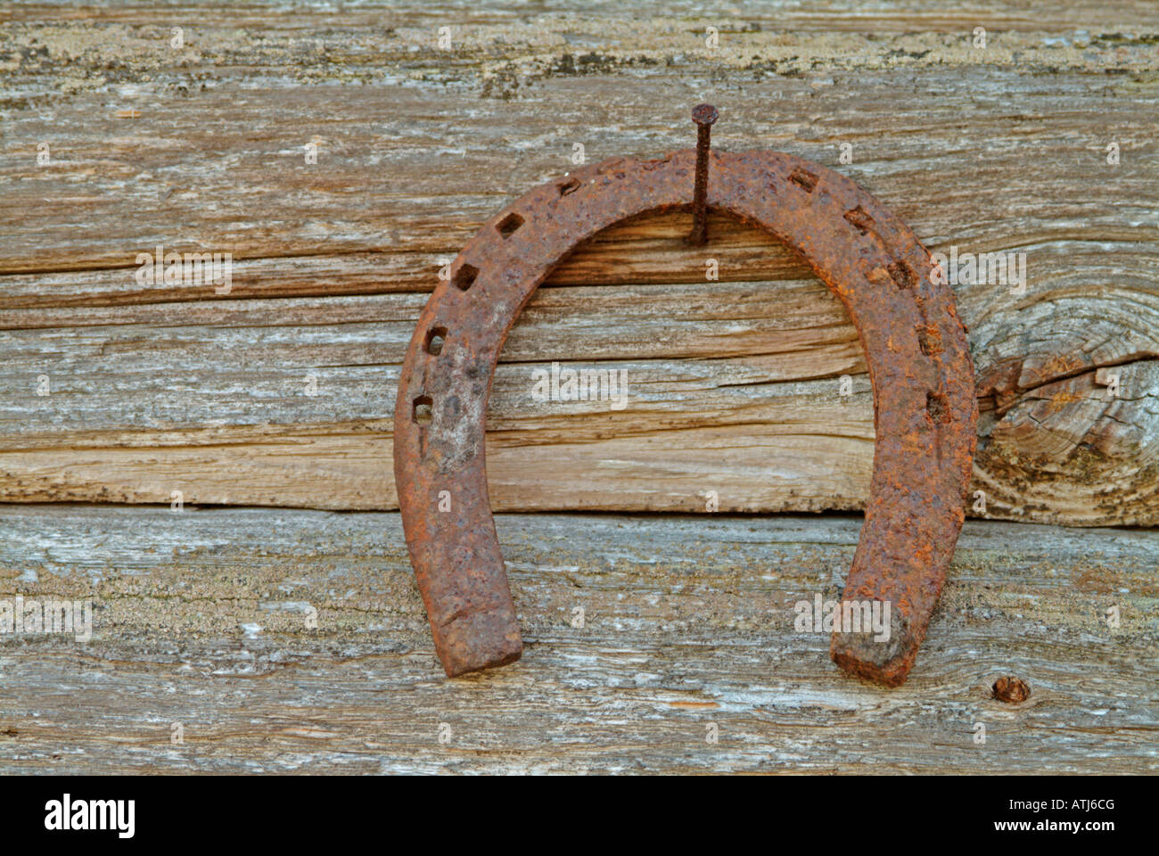 Hufeisen als Symbol für Glück auf Wand ein Log Haus alte Holz Schuppen offenen Seite nach unten