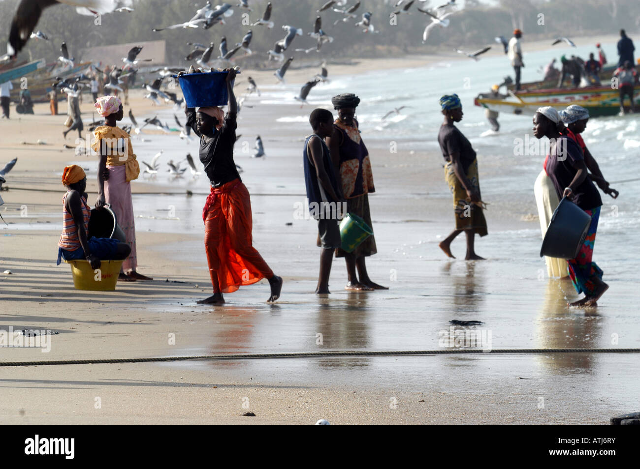Tanji Fischerdorf auf der atlantischen Küste von Gambia. Stockfoto
