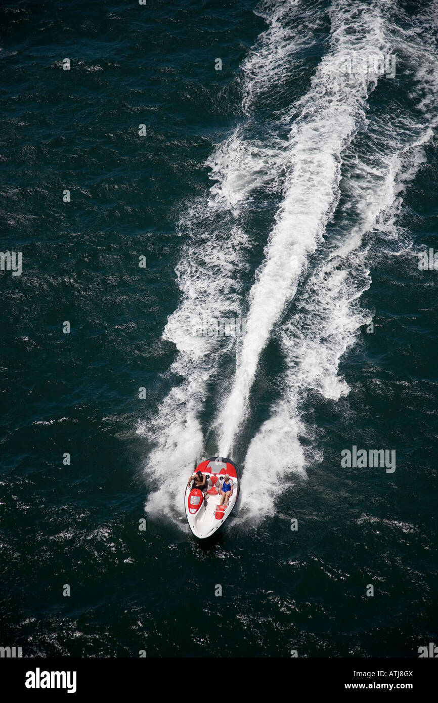 Sea Doo 150 Speedster schneidet ein Weckruf auf einem tiefgrünen Blau des Meeres Stockfoto