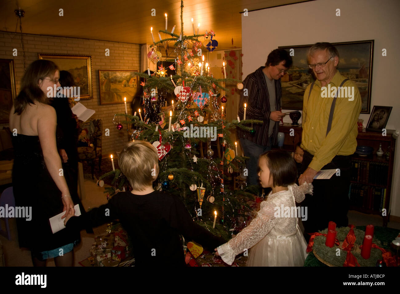 Familie Tanzen Und Singen Um Weihnachtsbaum Stockfotografie Alamy