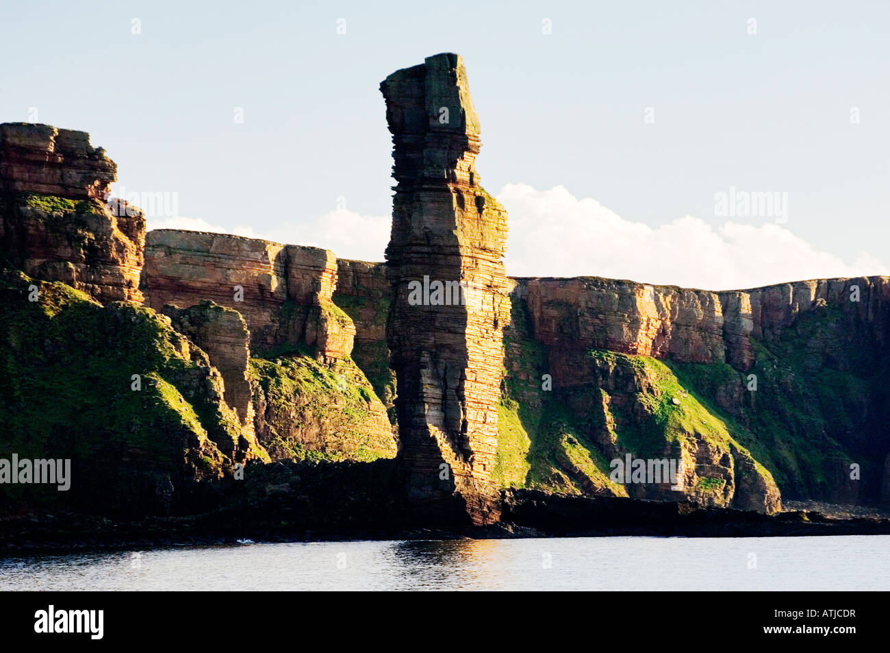 Meer-Stack Rock Pinnacle bekannt als Old Man of Hoy. Roten Sandsteinfelsen der Westküste der Insel Hoy, Orkney, Schottland, UK Stockfoto