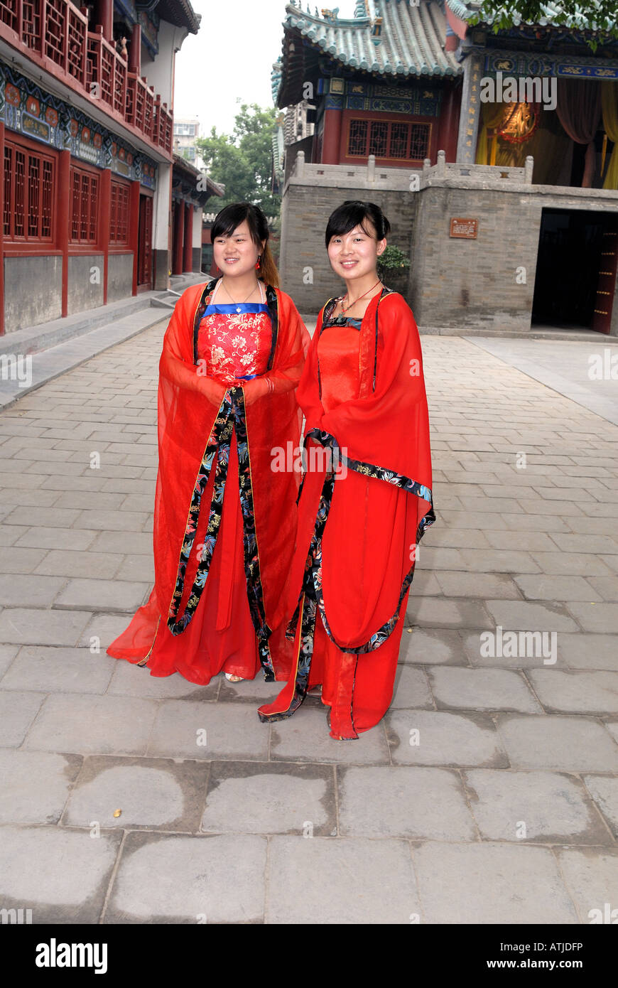 Zwei Mädchen, die als Führer bei Chenghuang Tempel Zhengzhou Henan Provinz China Ming-Dynastie Asien Stadt Gott s Tempel von Zhengzhou Stockfoto