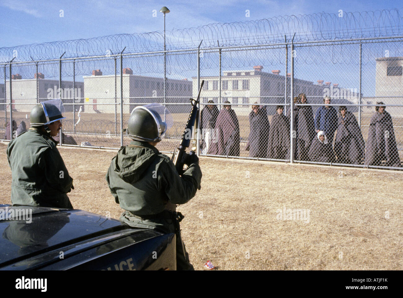 Gefangene, die an der New Mexico State Penitentiary Aufstand teilgenommen werden von Truppen der Nationalgarde bewacht. Stockfoto