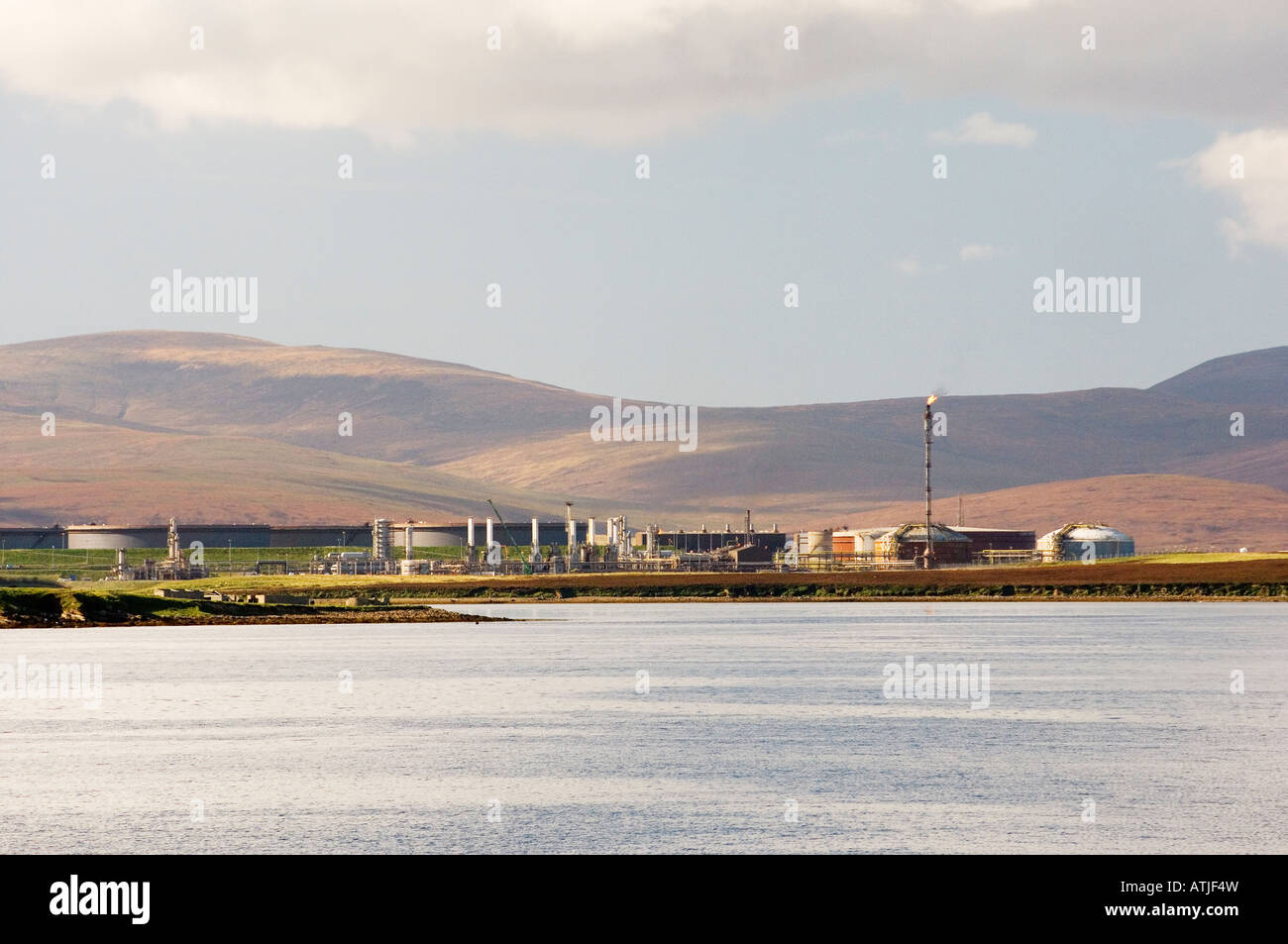 Die Nordsee-Öl-Terminal komplex und Lagertanks auf der Insel Flotta, Scapa Flow, Orkney Islands, Schottland, UK Stockfoto