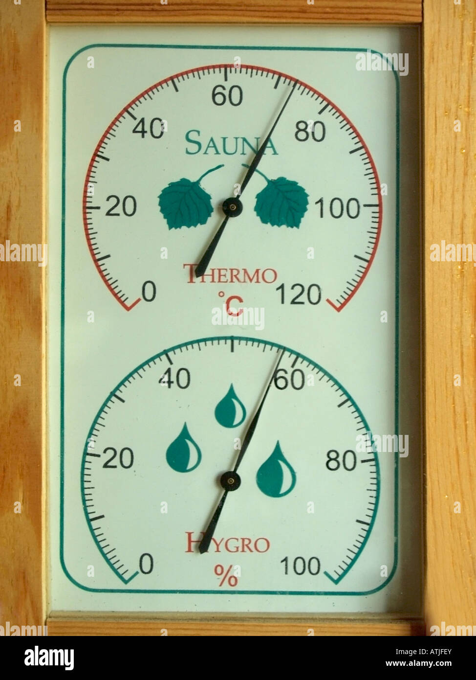 Thermometer und Hygrometer in der Sauna zeigt die Temperatur und