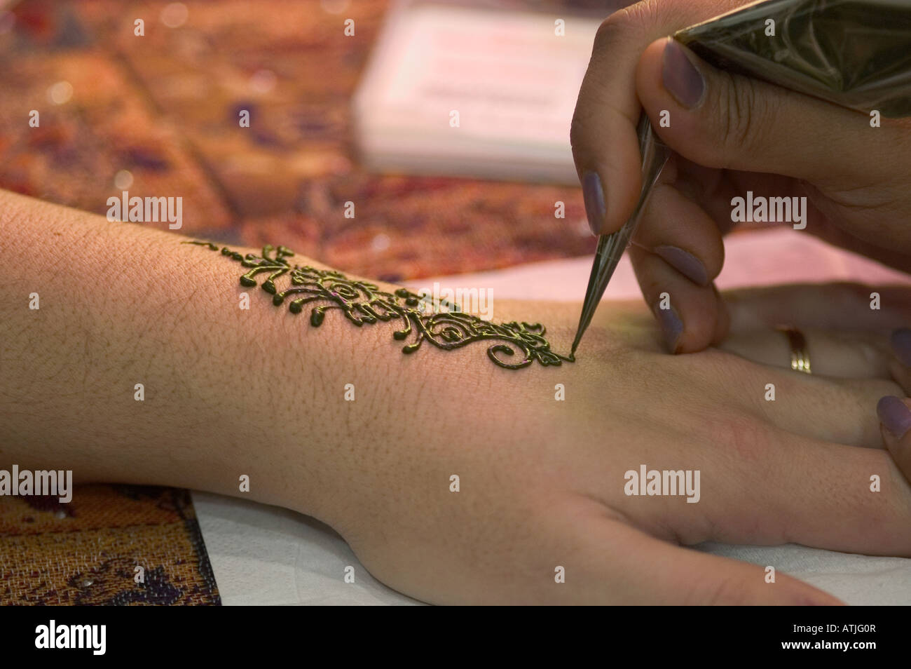 Henna-Tattoo Körper Kunst Detail Hand Frau Kultur Tradition typische Kultur Identität Hände Muster Hindu indische Braut design Stockfoto