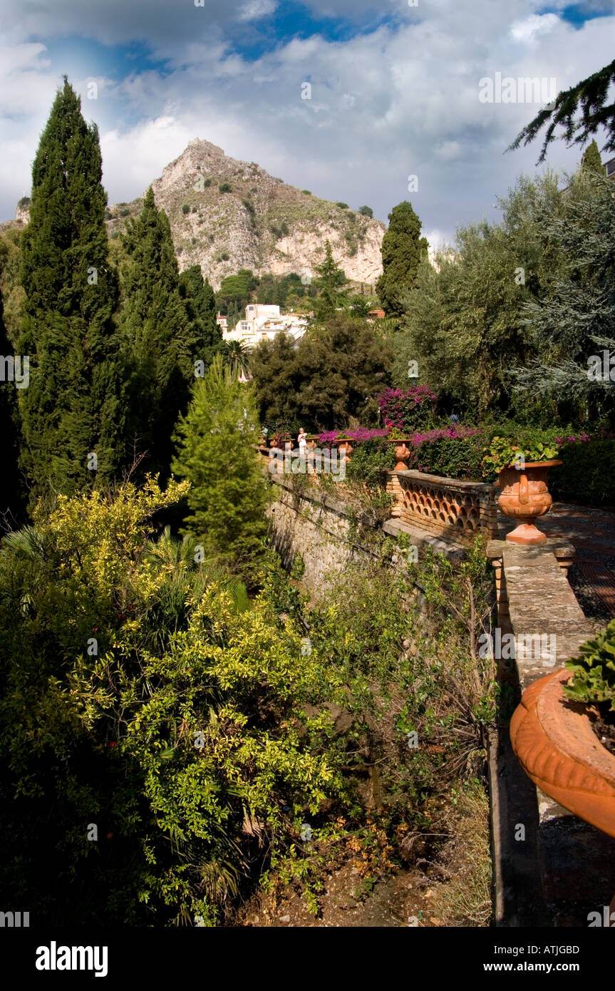 Im Stadtpark in Taormina, Sizilien, Italien erstellt von Florence Trevelyan im späten 19. Jahrhundert im englischen Stil Stockfoto