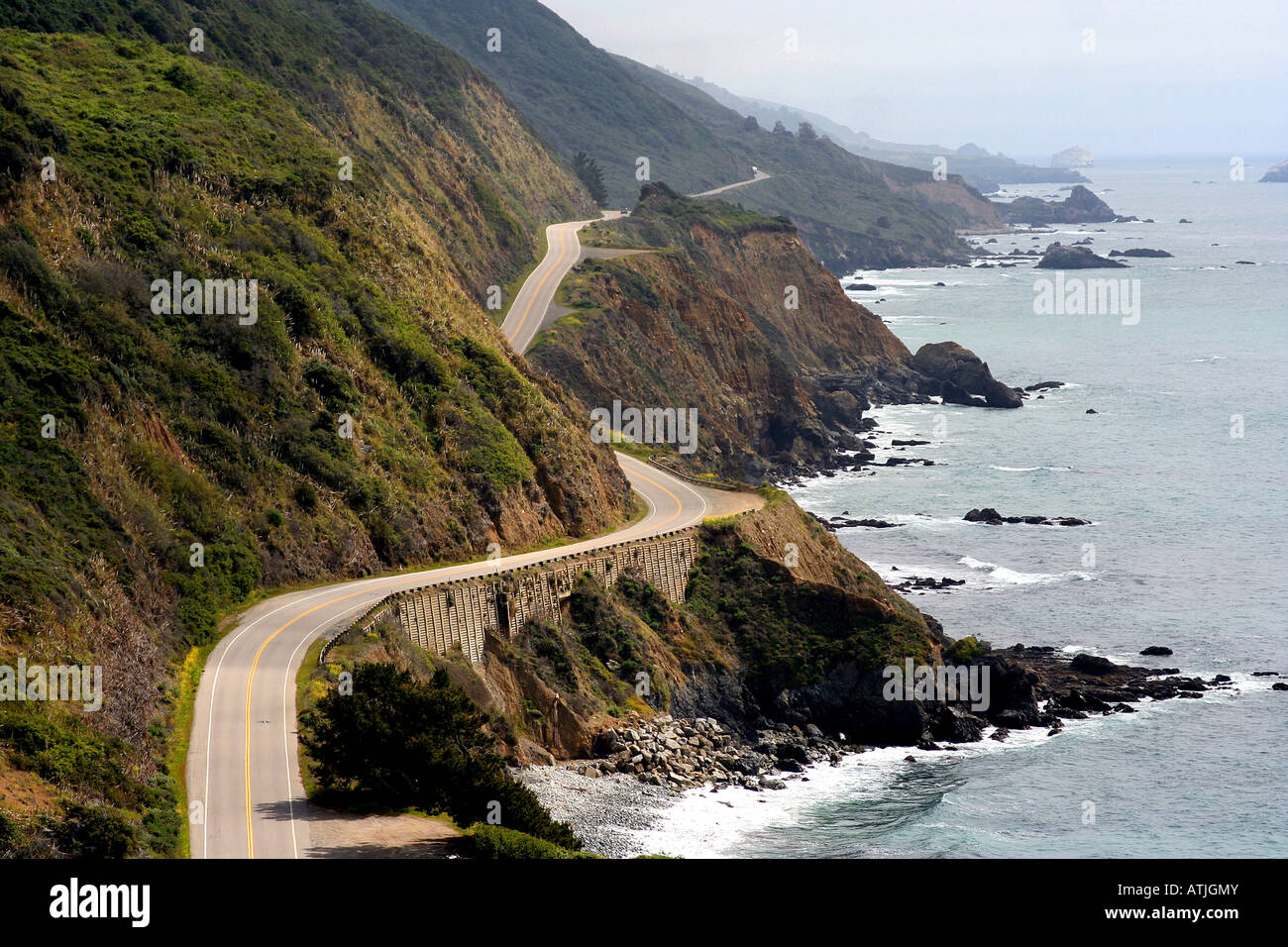 Kurvenreichen, schönen Highway One windet sich entlang der kalifornischen Küste in der Nähe von Big Sur, Kalifornien. Stockfoto